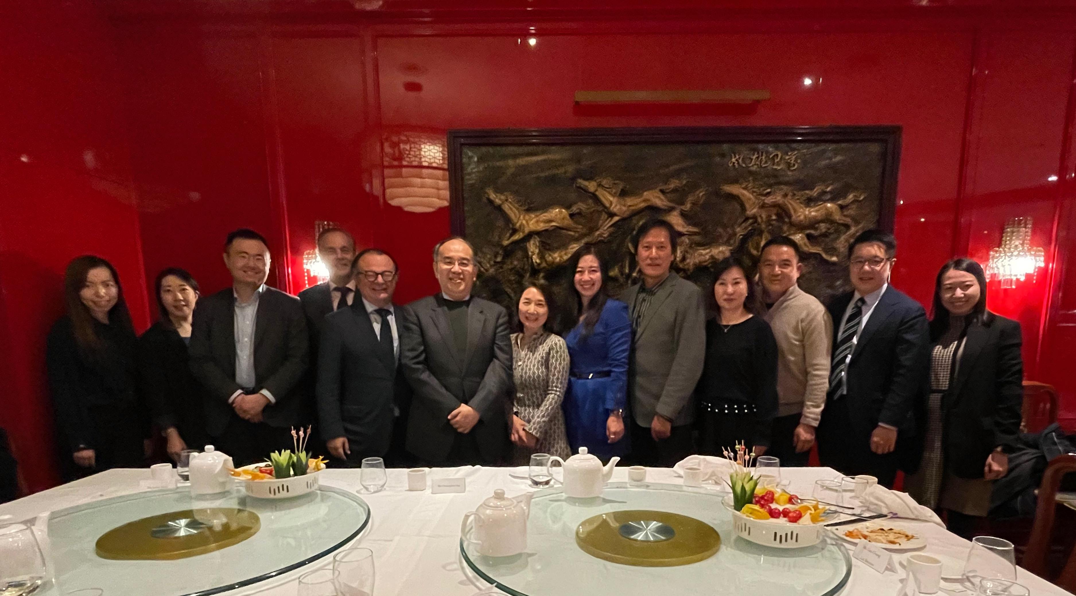 The Secretary for Financial Services and the Treasury, Mr Christopher Hui, continued his visit to Switzerland. Photo shows Mr Hui (sixth left) having a dinner gathering with representatives of the Romandie Chapter of the Swiss-Chinese Chamber of Commerce (SCCC) in Geneva on November 5 (Geneva time). Looking on is the Secretary General of the Romandie Chapter of the SCCC, Ms Gao Yunfei (centre).