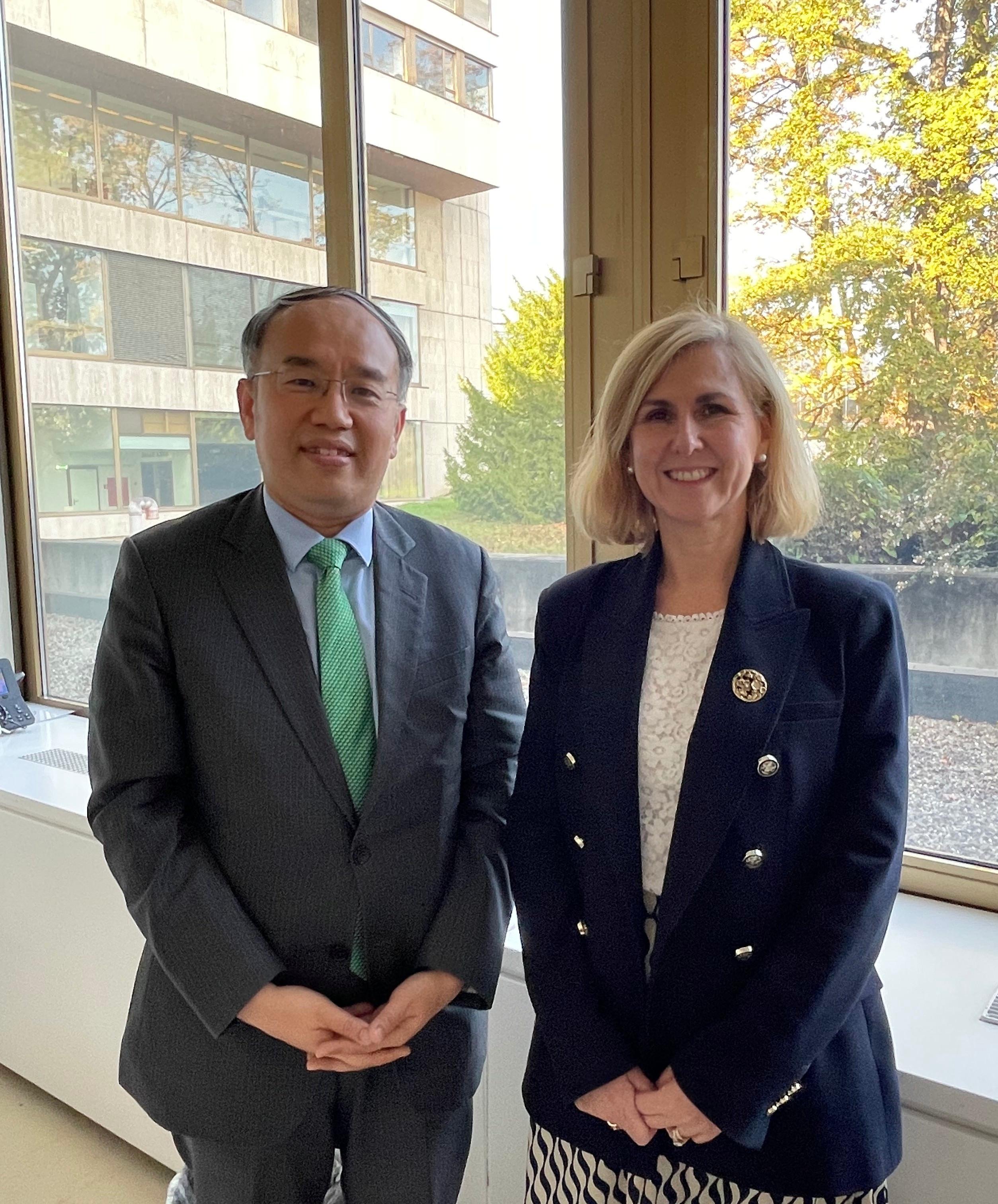 The Secretary for Financial Services and the Treasury, Mr Christopher Hui, continued his visit to Switzerland. Photo shows Mr Hui (left) meeting with the Vice-Chair of the International Sustainability Standards Board, Ms Sue Lloyd (right), in Geneva on November 6 (Geneva time).





