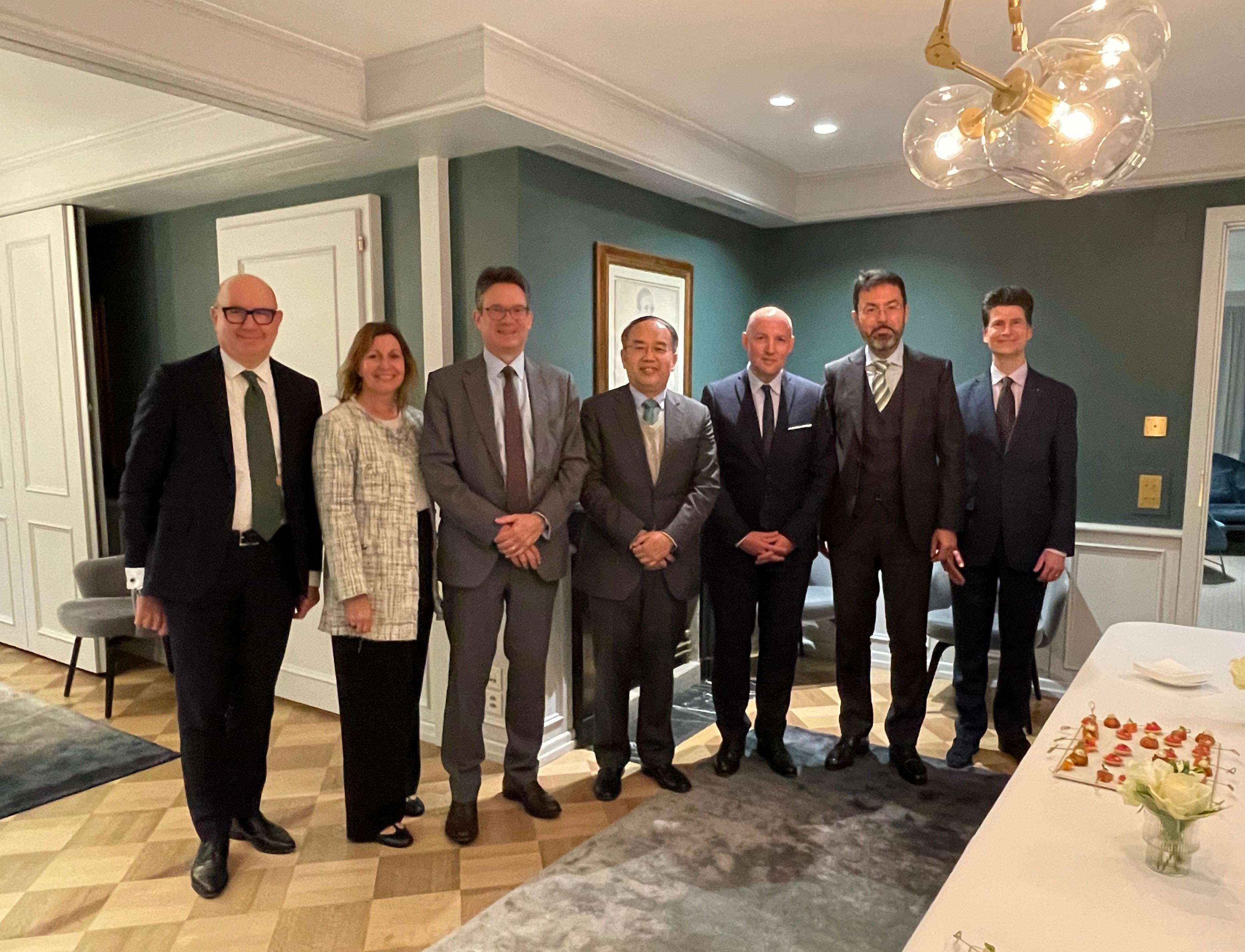 The Secretary for Financial Services and the Treasury, Mr Christopher Hui, continued his visit to Switzerland. Photo shows Mr Hui (centre) meeting with the Director of the Geneva Financial Center, Mr Edouard Cuendet (third left), in Geneva on November 6 (Geneva time).




