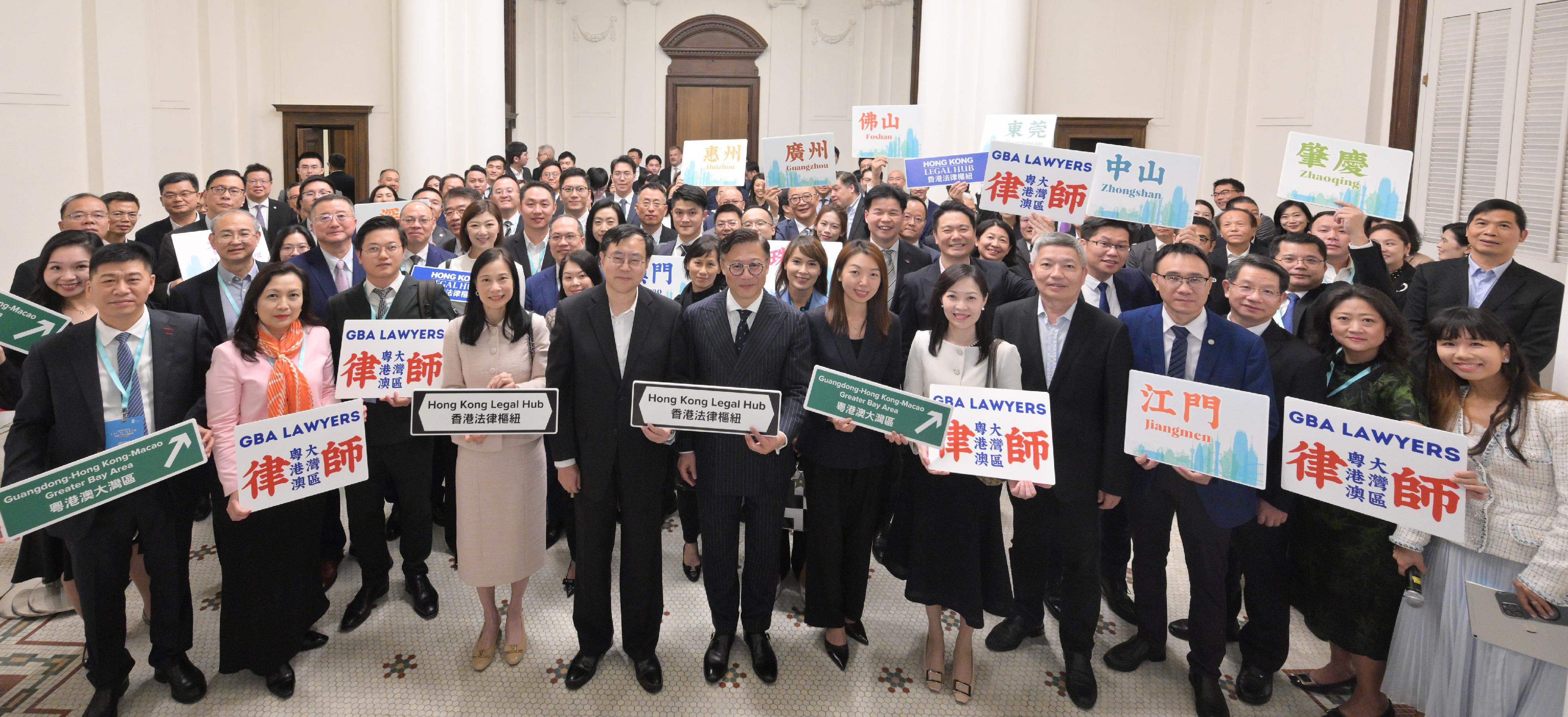 律政司今日（十一月七日）首次举办粤港澳大湾区律师交流酒会，共商推动大湾区法治建设的工作。图示律政司副司长张国钧（第一排右八）与出席酒会的内地、澳门和香港法律界人士，包括广东省律师协会、大湾区内地九市律师协会、澳门律师公会，以及香港法律专业团体的代表、众多大湾区律师和立法会议员等合照。
