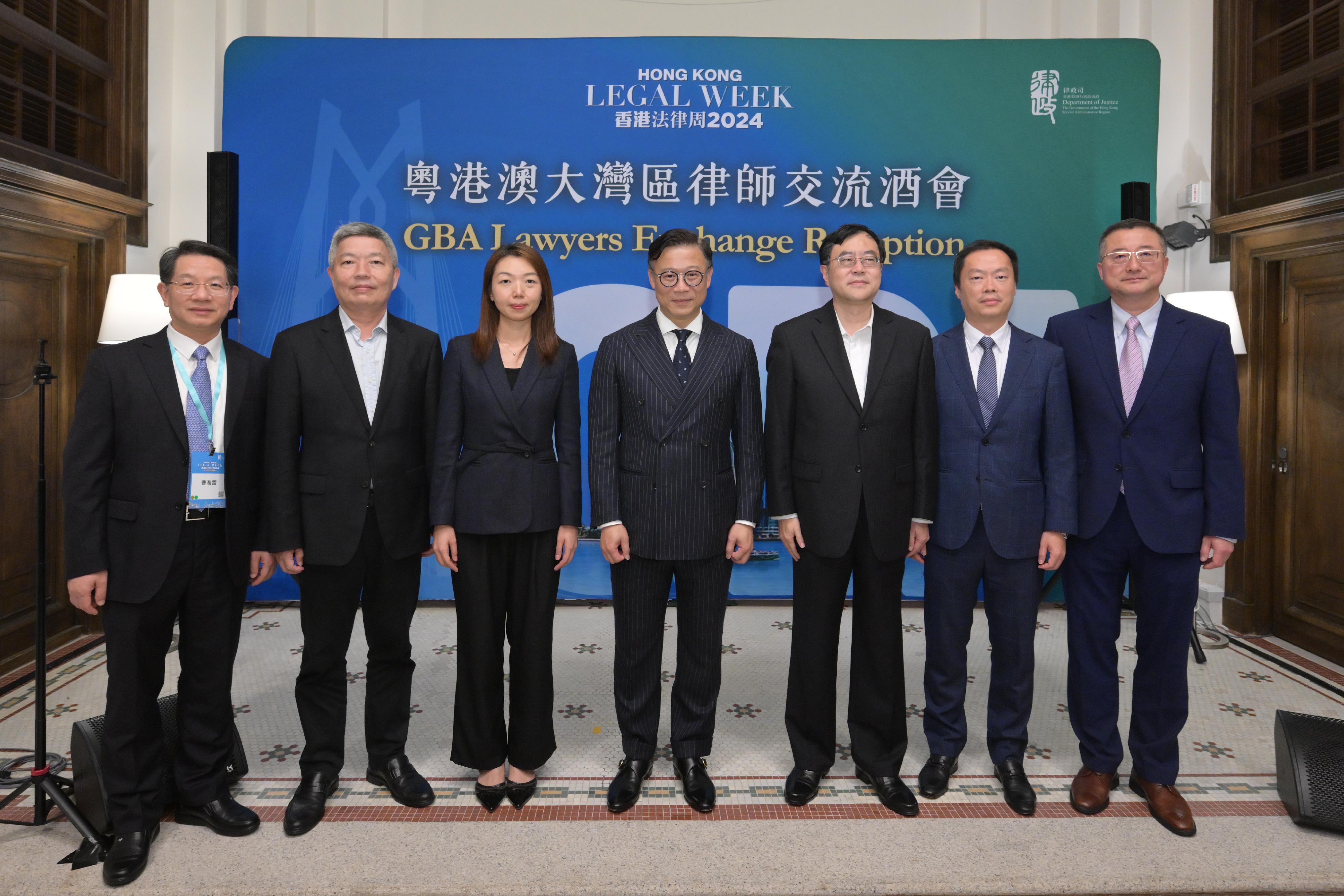 The Department of Justice today (November 7) hosted the first Guangdong-Hong Kong-Macao Greater Bay Area (GBA) Lawyers Exchange Reception to discuss the work of promoting the construction of rule of law in the GBA. Photo shows Deputy Director of the Justice Bureau of Shenzhen Municipality Mr Cao Hailei; Deputy Director-General of the Department of Justice of Guangdong Province Mr Lin Chuming; the Director of the Legal Affairs Bureau of Macao Special Administrative Region Government, Ms Leong Weng In; the Deputy Secretary for Justice, Mr Cheung Kwok-kwan; the Director-General of the Department of Justice of Guangdong Province, Mr Chen Xudong; Deputy Director of the Legal Affairs Bureau of Macao Mr Iao Hin Chit; and Deputy Director-General of the Department of Law of the Liaison Office of the Central People's Government in the Hong Kong Special Administrative Region Mr Zhang Feng at the reception.
