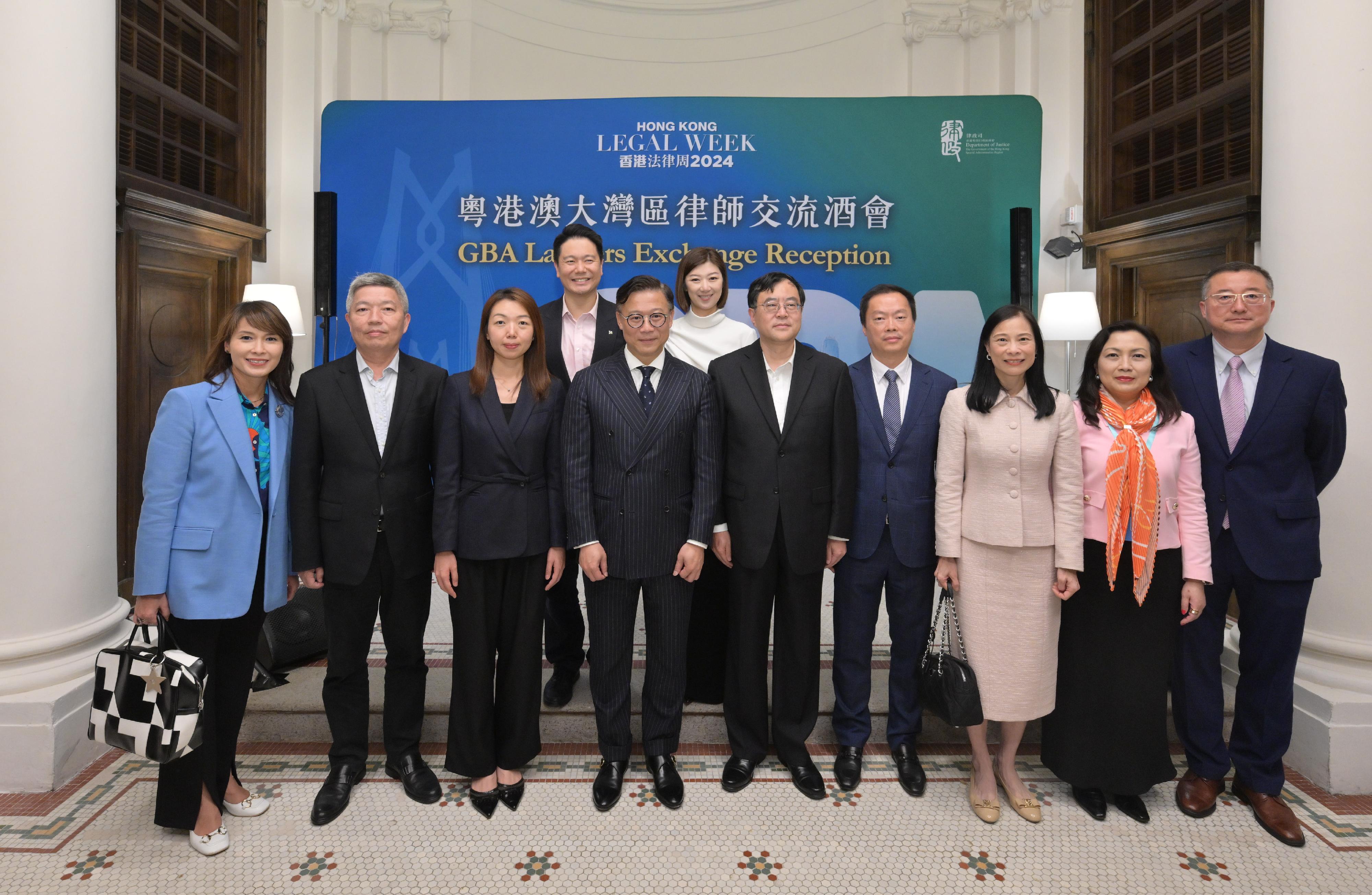 The Department of Justice today (November 7) hosted the first Guangdong-Hong Kong-Macao Greater Bay Area (GBA) Lawyers Exchange Reception to discuss the work of promoting the construction of rule of law in the GBA. Photo shows the Deputy Secretary for Justice, Mr Cheung Kwok-kwan (front row, fourth left); the Director-General of the Department of Justice of Guangdong Province, Mr Chen Xudong (front row, fifth left); Deputy Director-General of the Department of Justice of Guangdong Province Mr Lin Chuming (front row, second left); the Director of the Legal Affairs Bureau of Macao Special Administrative Region Government, Ms Leong Weng In (front row, third left); and Deputy Director of the Legal Affairs Bureau of Macao, Mr Iao Hin Chit (front row, sixth left); Deputy Director-General of the Department of Law of the Liaison Office of the Central People's Government in the Hong Kong Special Administrative Region Mr Zhang Feng (front row, first right) and Members of the Legislative Council Panel on Administration of Justice and Legal Services at the reception.