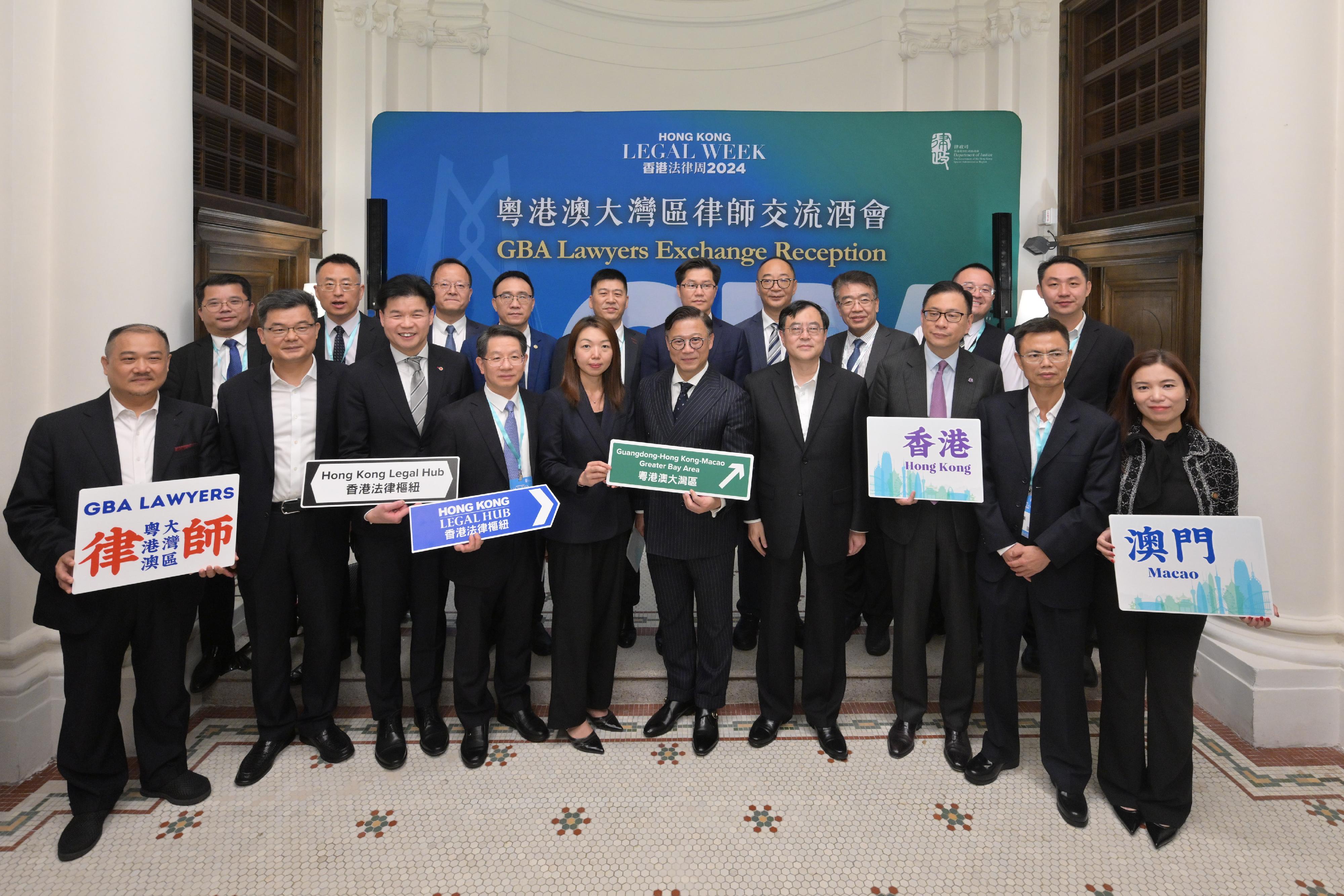 The Department of Justice today (November 7) hosted the first Guangdong-Hong Kong-Macao Greater Bay Area (GBA) Lawyers Exchange Reception to discuss the work of promoting the construction of rule of law in the GBA. Photo shows the Deputy Secretary for Justice, Mr Cheung Kwok-kwan (front row, fifth right); the Director-General of the Department of Justice of Guangdong Province, Mr Chen Xudong (front row, fourth right); the Director of the Legal Affairs Bureau of Macao Special Administrative Region Government, Ms Leong Weng In (front row, sixth right); with representatives of lawyers association in Guangdong, Hong Kong and Macao at the reception.
