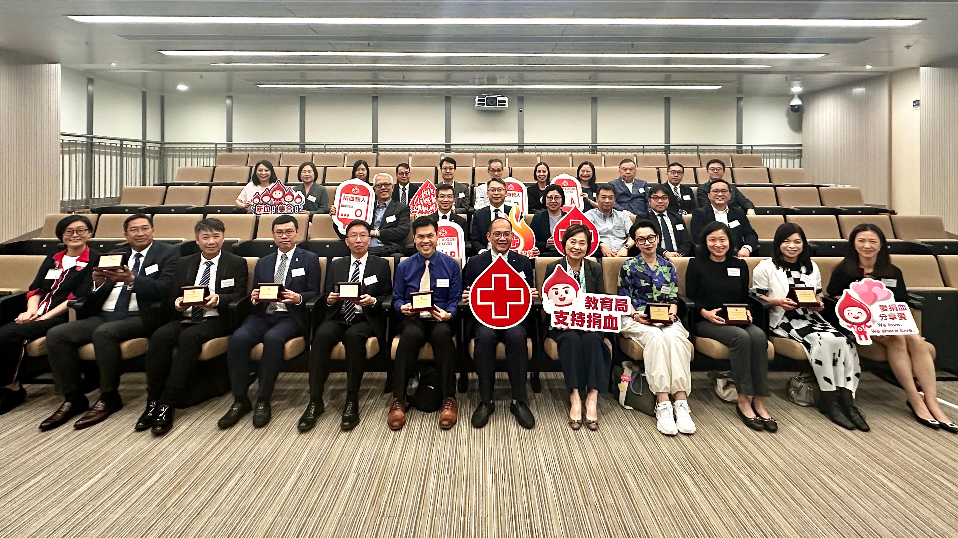 The Hong Kong Red Cross Blood Transfusion Service (BTS) invited the Secretary for Education, Dr Choi Yuk-lin, and the delegation of associations of secondary school heads to the BTS Headquarters today (November 7). Photo shows the Secretary for Education, Dr Choi Yuk-lin (front row, fifth right), leading a delegation of associations of secondary school heads to visit the BTS.

