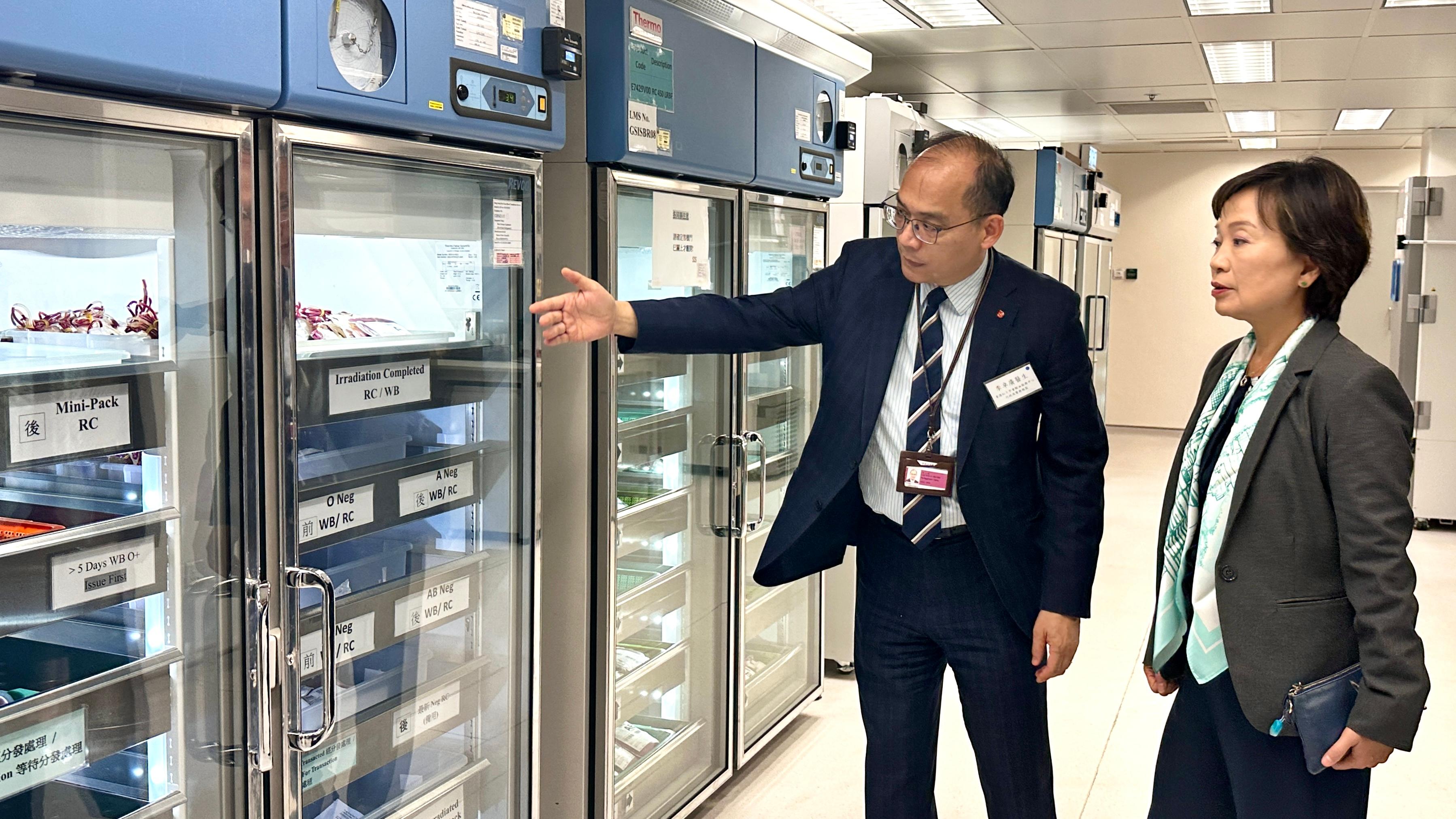 The Hong Kong Red Cross Blood Transfusion Service (BTS) invited the Secretary for Education, Dr Choi Yuk-lin, and the delegation of associations of secondary school heads to the BTS Headquarters today (November 7). Photo shows the Secretary for Education, Dr Choi Yuk-lin (right), visiting the Storage and Issue Session of the BTS.

