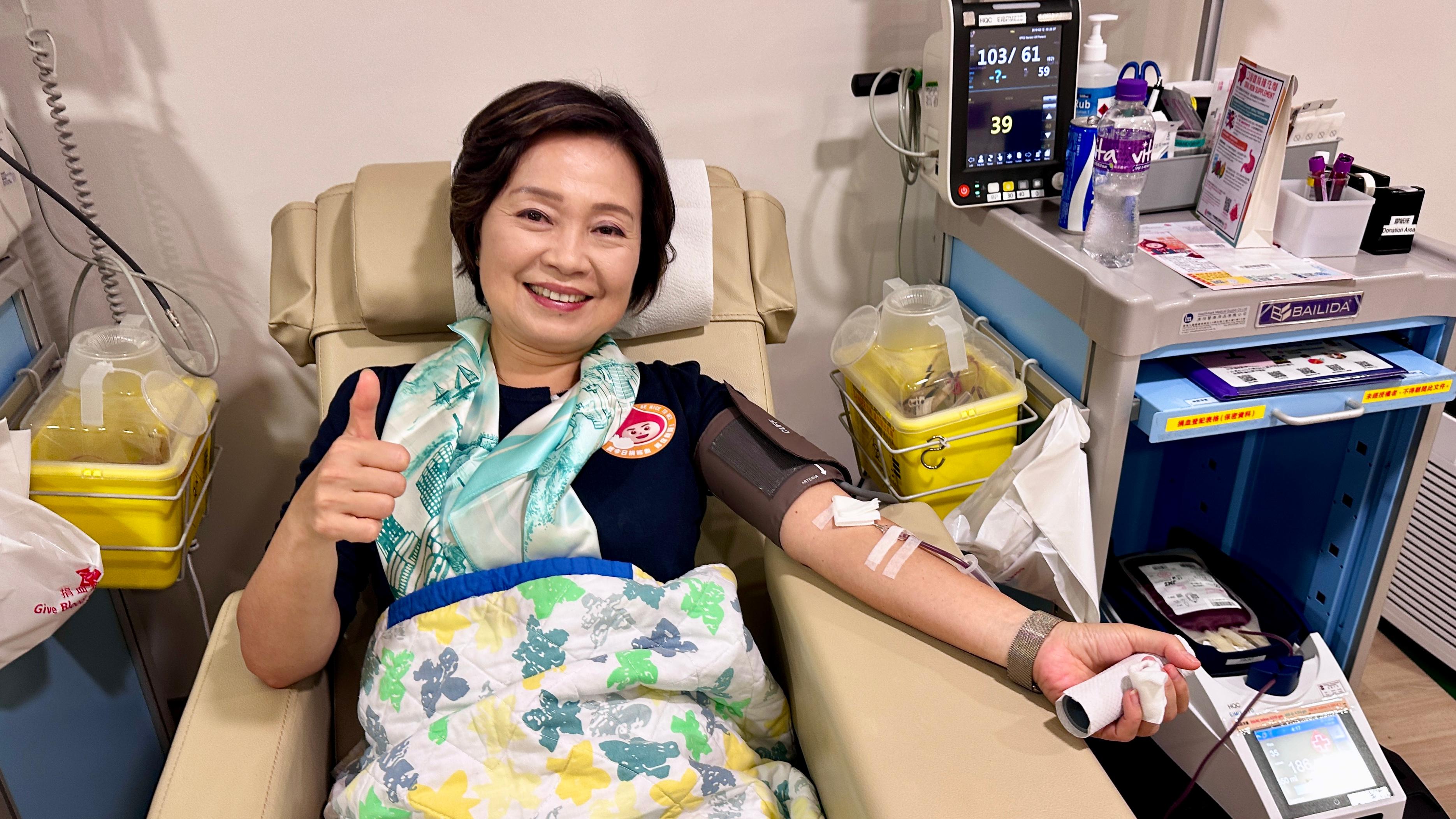 The Hong Kong Red Cross Blood Transfusion Service (BTS) invited the Secretary for Education, Dr Choi Yuk-lin, and the delegation of associations of secondary school heads to the BTS Headquarters today (November 7). Photo shows the Secretary for Education, Dr Choi Yuk-lin, joining blood donation.