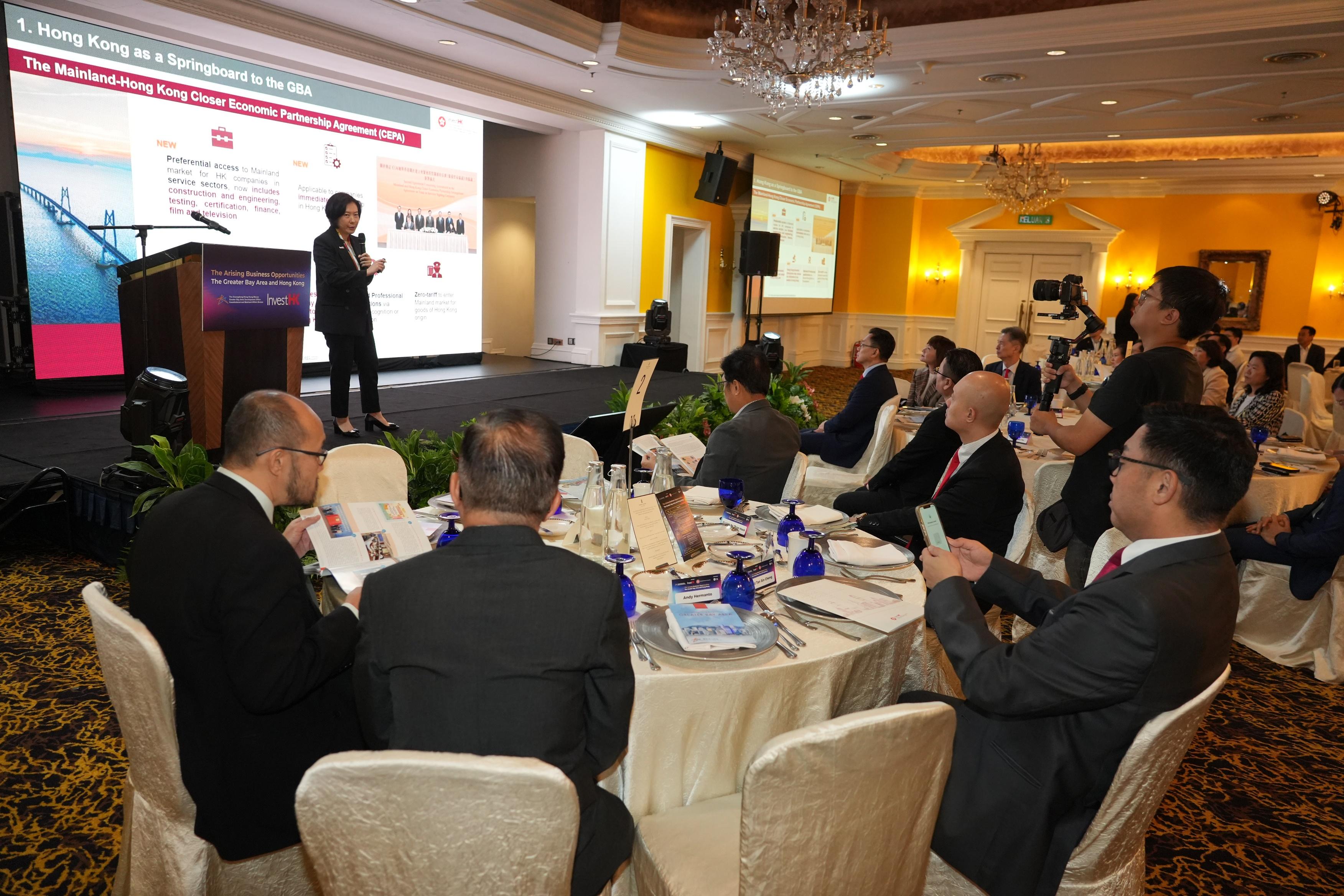 Invest Hong Kong and the Guangdong-Hong Kong-Macao Greater Bay Area Development Office hosted a business seminar in Kuala Lumpur today (November 8), encouraging Malaysian companies to leverage Hong Kong's strategic position as a gateway to establish and expand in the Guangdong-Hong Kong-Macao Greater Bay Area. The event was attended by over 140 guests from the local business community.

