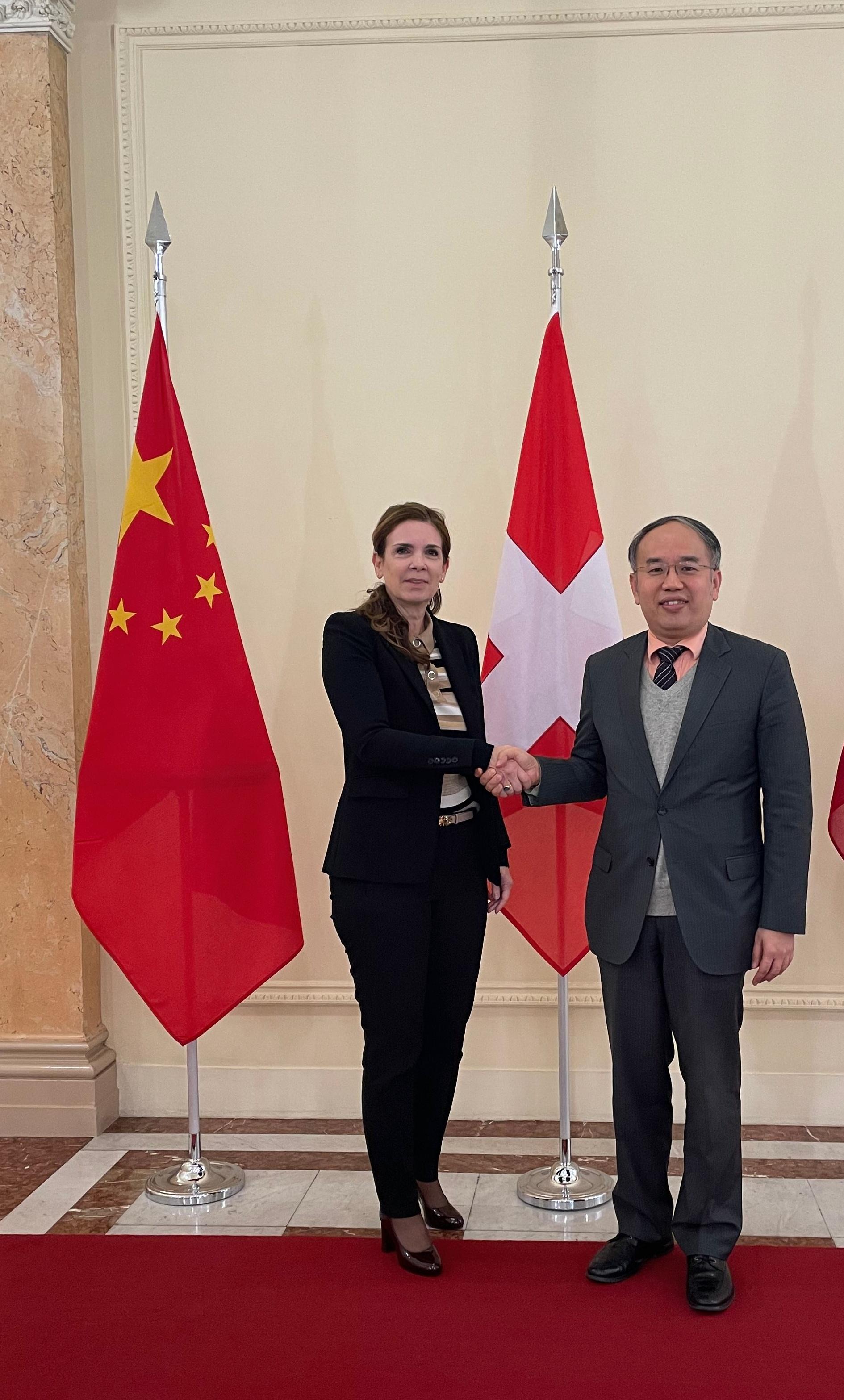 The Secretary for Financial Services and the Treasury, Mr Christopher Hui, continued the last day of his visit to Switzerland. Photo shows Mr Hui (right) meeting with the State Secretary for International Finance at the Federal Department of Finance, Switzerland, Ms Daniela Stoffel (left), in Bern on November 7 (Bern time).