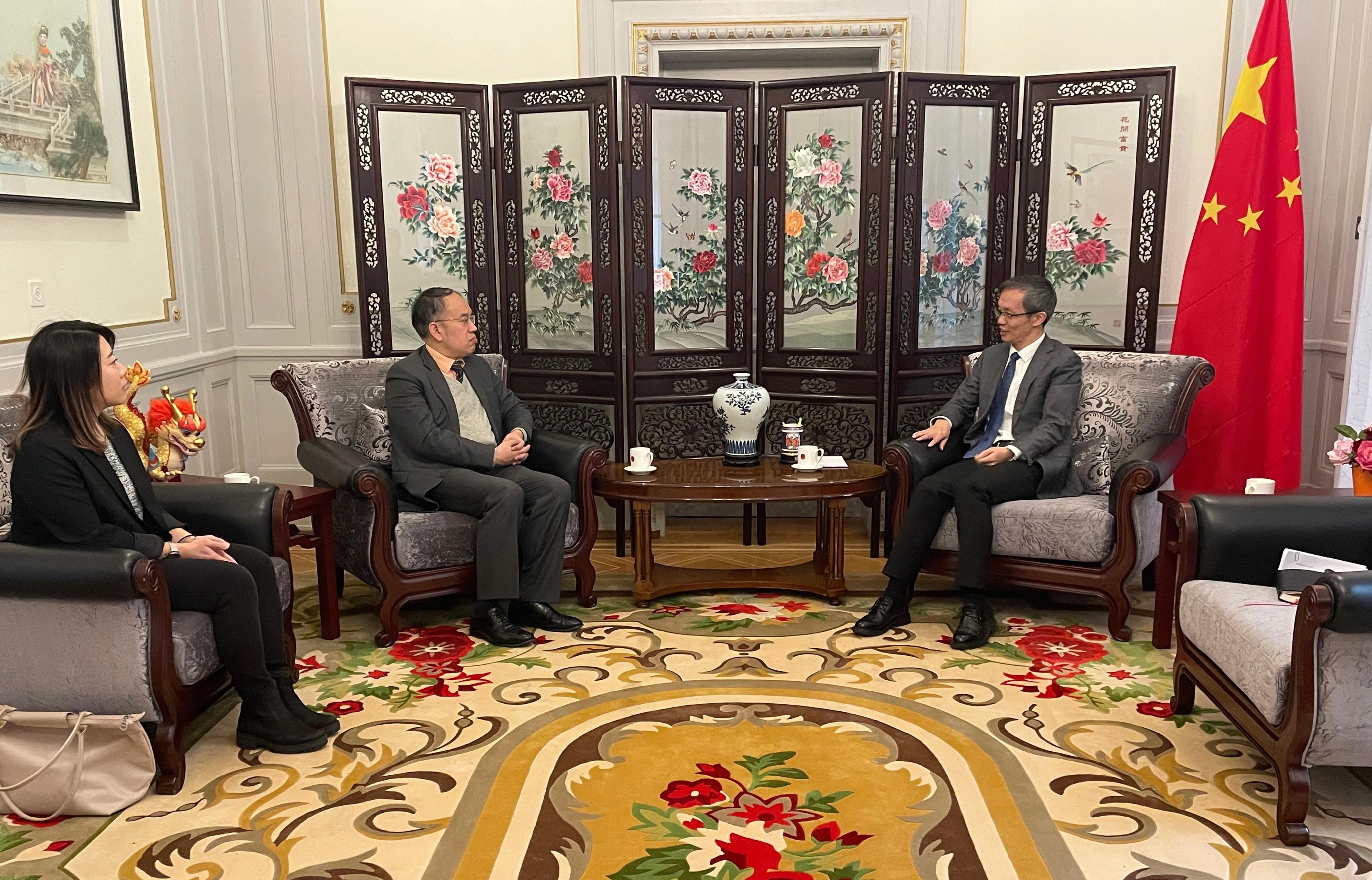 The Secretary for Financial Services and the Treasury, Mr Christopher Hui, continued the last day of his visit to Switzerland. Photo shows Mr Hui (centre) paying a courtesy call to the charge d'affaires of the Chinese Embassy in Switzerland, Mr Mao Jun (right), in Bern on November 7 (Bern time). Also present is the Director of the Hong Kong Economic and Trade Office, Berlin, Ms Jenny Szeto (left).
