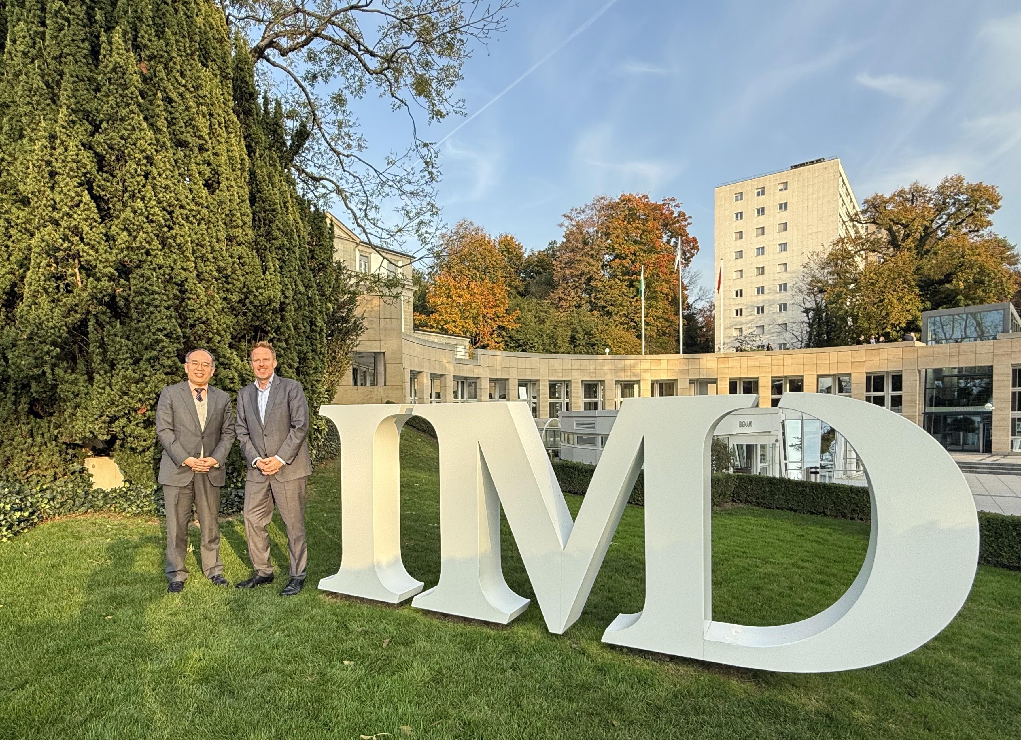 The Secretary for Financial Services and the Treasury, Mr Christopher Hui, continued the last day of his visit to Switzerland. Photo shows Mr Hui (left) meeting with the President of the International Institute for Management Development, Mr David Bach (right), in Lausanne on November 7 (Lausanne time).