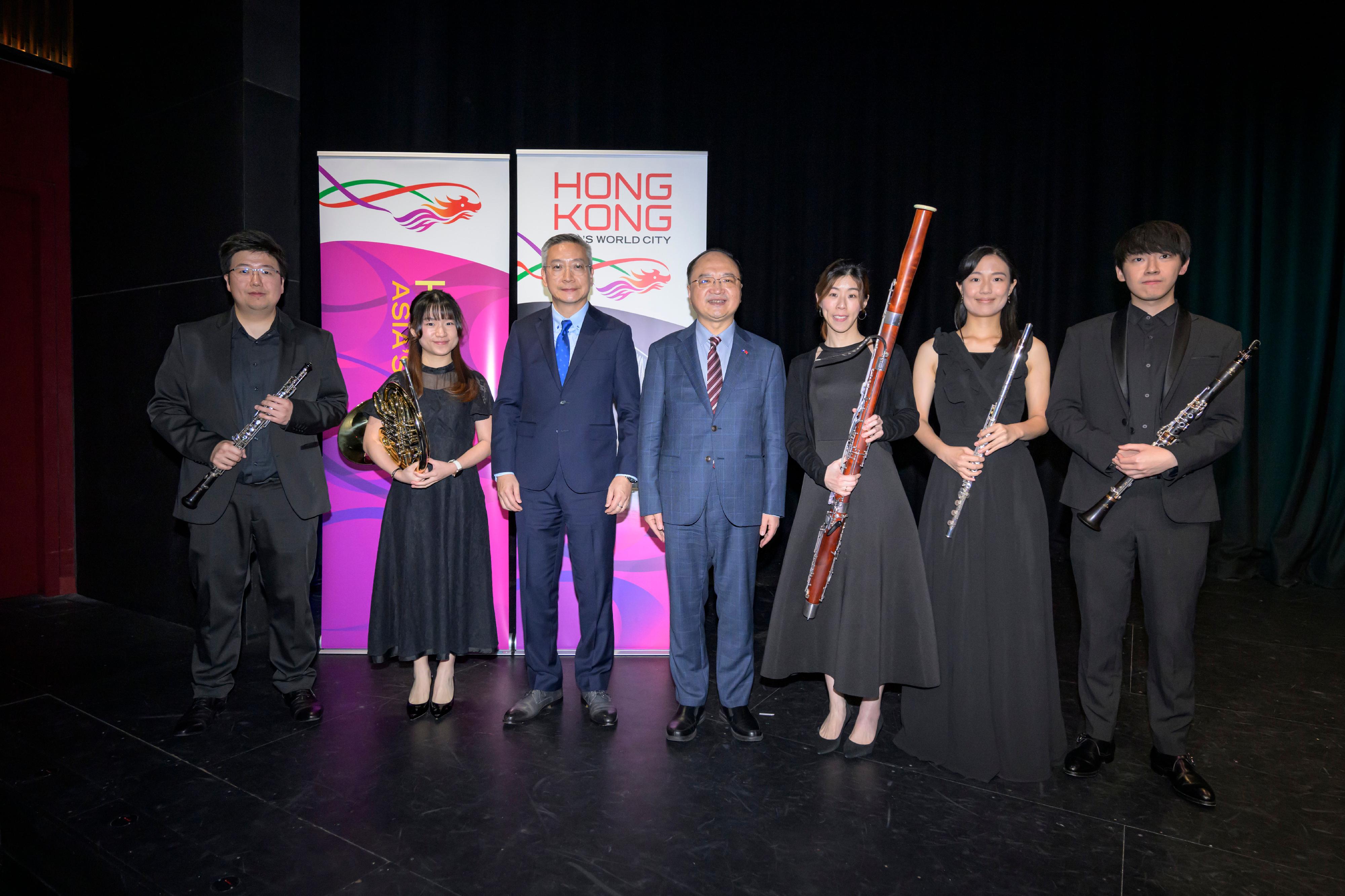 The Director of the Hong Kong Economic and Trade Office, Sydney, Mr Ricky Chong (third left); the Consul-General of the People's Republic of China in Melbourne, Mr Fang Xinwen (centre); and the Hong Kong chamber group M•eureka!, are at the "Woodwind Quintet - Hong Kong and Australia Cultural Exchange Concert" in Melbourne, Australia, yesterday (November 7).