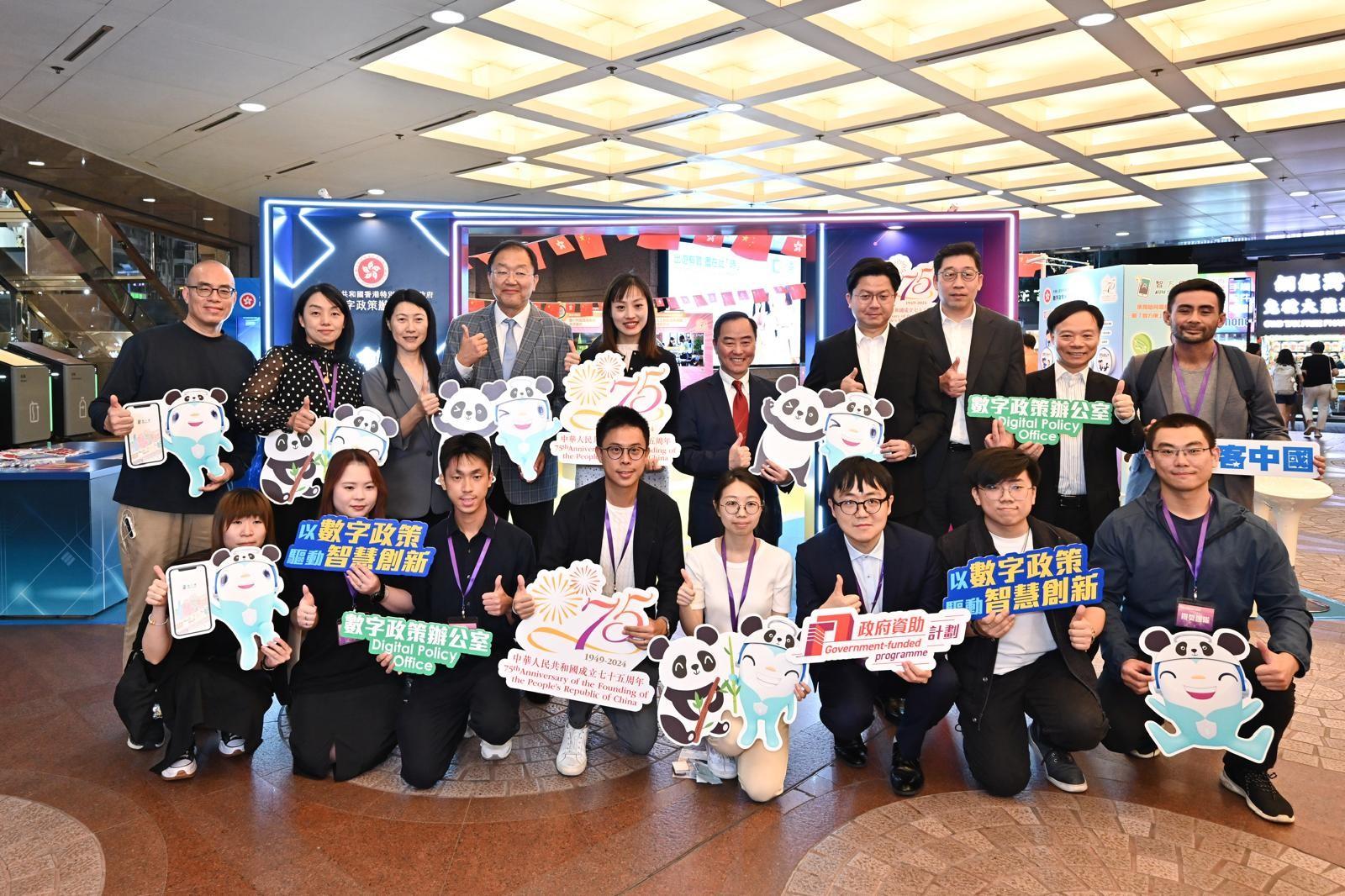 The Under Secretary for Innovation, Technology and Industry, Ms Lillian Cheong (back row, fifth left), the Director of the Department of Youth Affairs of the Liaison Office of the Central People's Government in the Hong Kong Special Administrative Region, Mr Yang Jian (back row, fourth right), and member of Legislative Council Panel on Information Technology and Broadcasting, Professor William Wong (back row, fourth left), visited the Exhibition of Winning Entries of the "Maker in China" SME Innovation and Entrepreneurship Global Contest Hong Kong Chapter today (November 8), and were pictured with the Commissioner for Digital Policy, Mr Tony Wong (back row, fifth right), the winning teams and staff members.