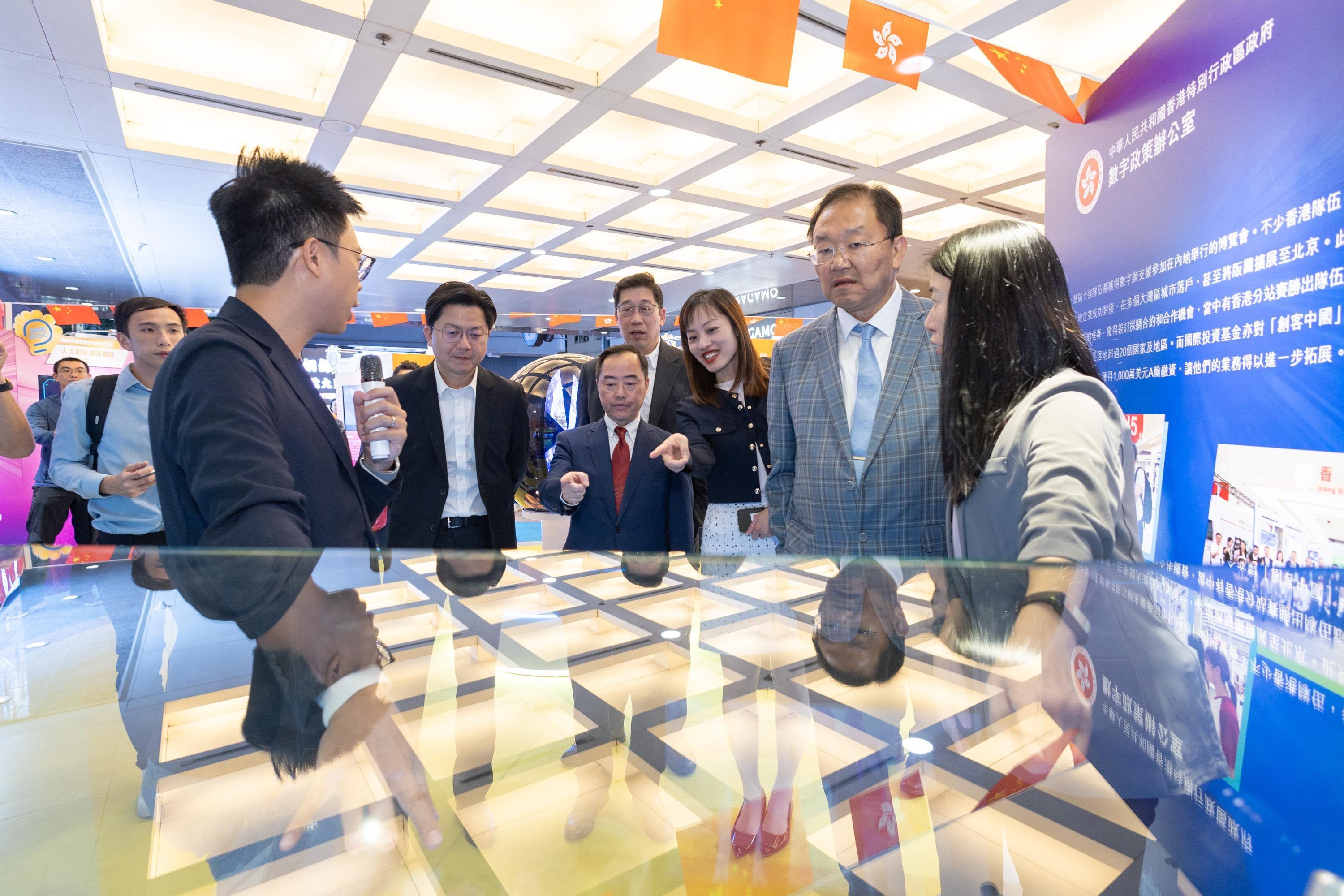 The Under Secretary for Innovation, Technology and Industry, Ms Lillian Cheong (third right); the Director of the Department of Youth Affairs of the Liaison Office of the Central People's Government in the Hong Kong Special Administrative Region, Mr Yang Jian (fifth right); and member of Legislative Council Panel on Information Technology and Broadcasting, Professor William Wong (second right), accompanied by the Commissioner for Digital Policy, Mr Tony Wong (fourth right), toured the exhibition booths at the Exhibition of Winning Entries of the "Maker in China" SME Innovation and Entrepreneurship Global Contest Hong Kong Chapter today (November 8) and were briefed on the exhibits.