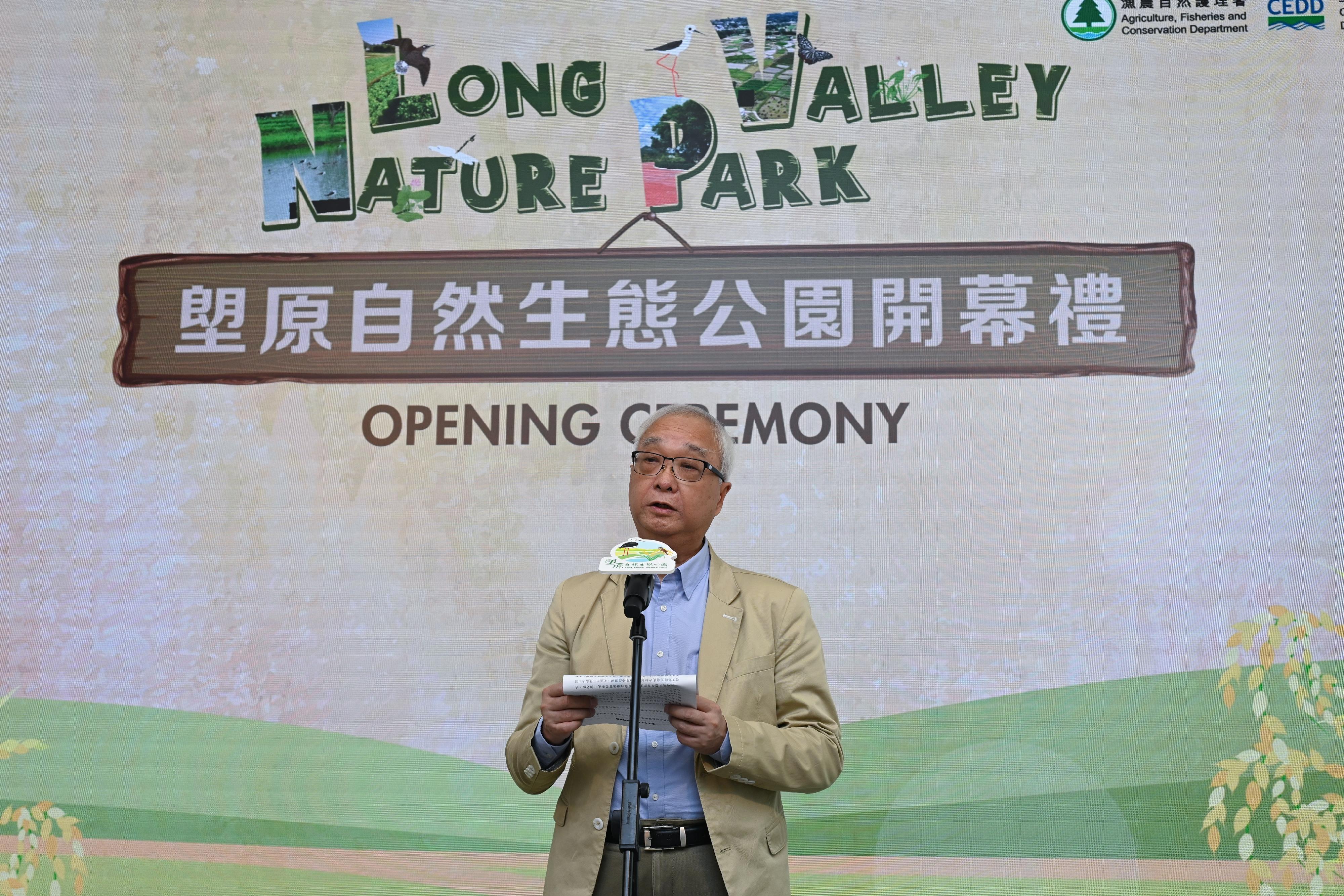 The Long Valley Nature Park, designed and constructed by the Civil Engineering and Development Department and managed by the Agriculture, Fisheries and Conservation Department, was officially opened today (November 9) for public visits. Photo shows the Secretary for Environment and Ecology, Mr Tse Chin-wan, speaking at the opening ceremony.