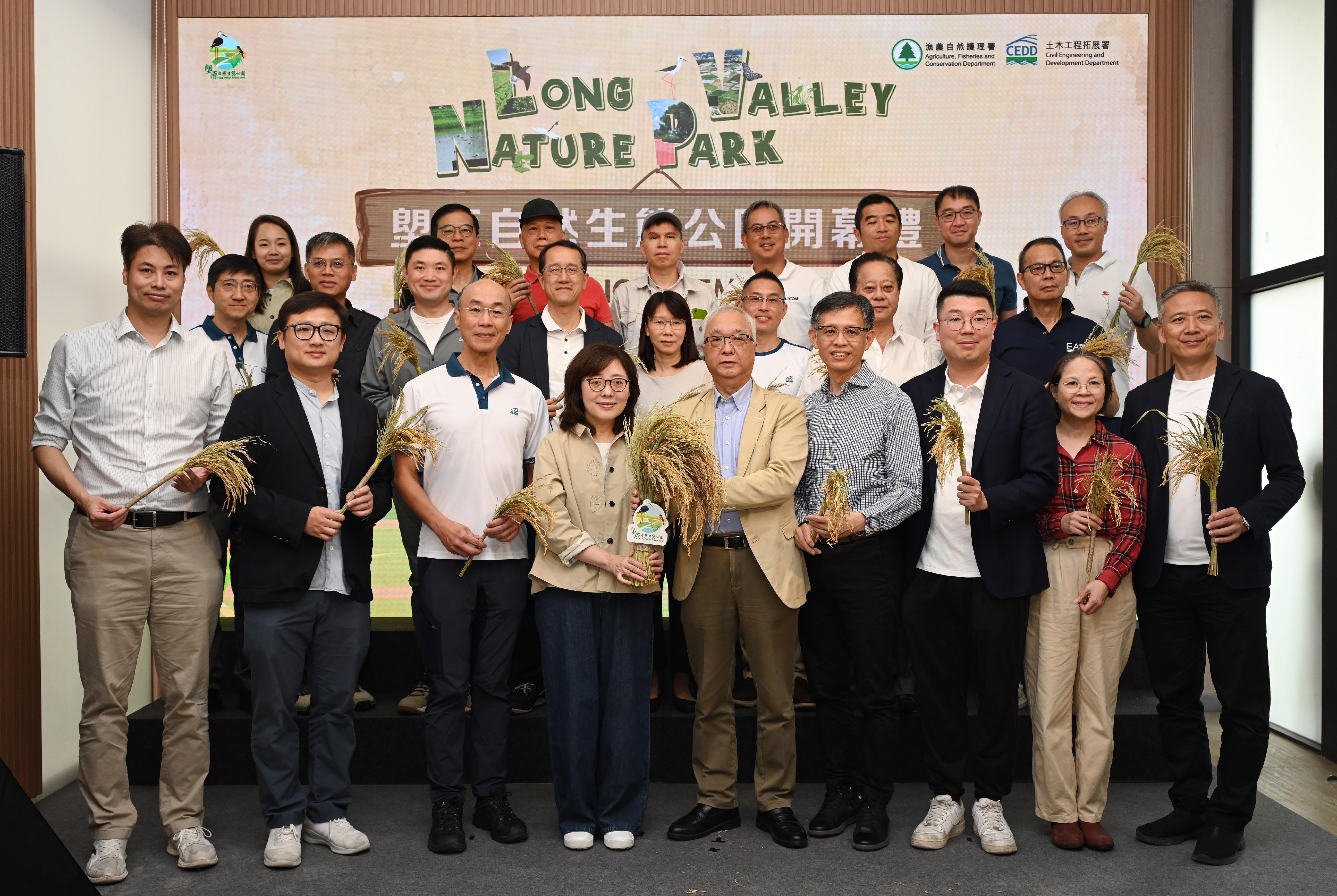 The Long Valley Nature Park, designed and constructed by the Civil Engineering and Development Department and managed by the Agriculture, Fisheries and Conservation Department, was officially opened today (November 9) for public visits. Photo shows the Secretary for Environment and Ecology, Mr Tse Chin-wan (first row, centre); the Secretary for Development, Ms Bernadette Linn (first row, fourth left); the Chairman of the Legislative Council Panel on Environmental Affairs, Mr Lau Kwok-fan (first row, third right); the Under Secretary for Environment and Ecology, Miss Diane Wong (first row, second right); the Director of Civil Engineering and Development, Mr Michael Fong (first row, third left); the Director of Agriculture, Fisheries and Conservation, Mr Mickey Lai (first row, fourth right), and other guests taking a group photo at the opening ceremony today.