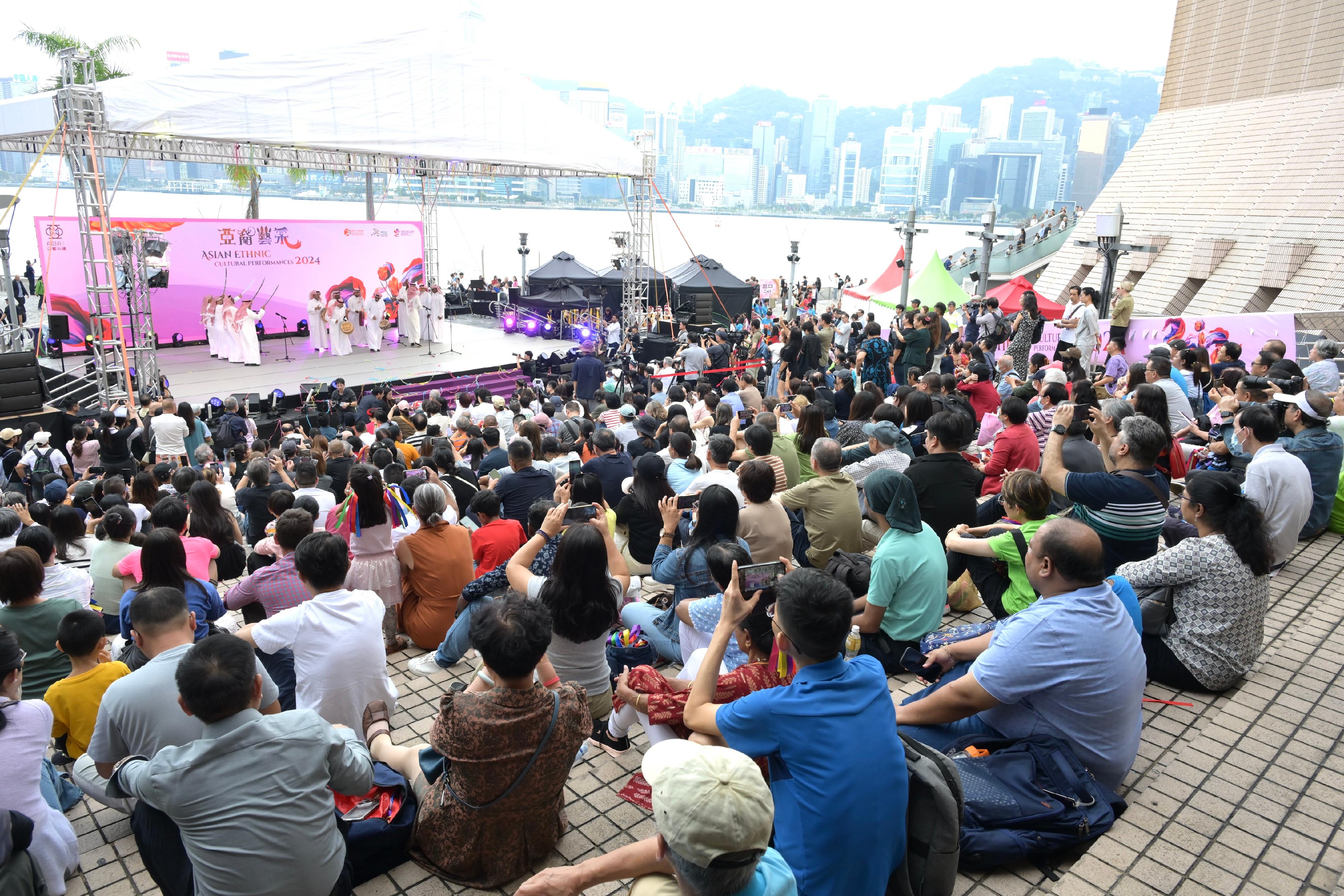 Asian Ethnic Cultural Performances, under the Asia+ Festival, was held today (November 10) at the Hong Kong Cultural Centre, showcasing the cultural riches of 23 Asian and Belt and Road countries and regions. The event was filled with cheers and attracted over 32 000 citizens and tourists.
