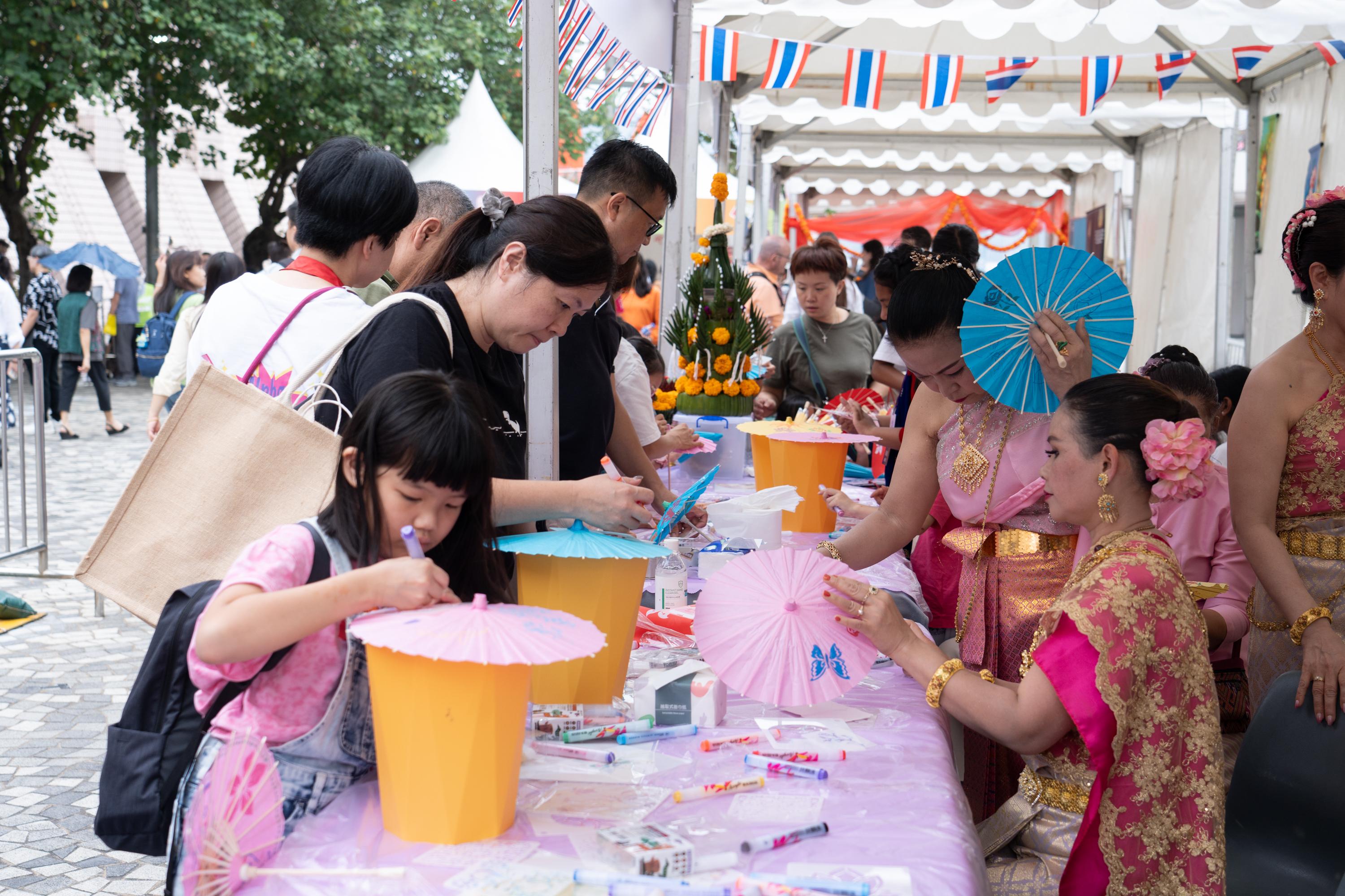 Asian Ethnic Cultural Performances, under the Asia+ Festival, was held today (November 10) at the Hong Kong Cultural Centre. This year, a total of 23 Asian and Belt and Road countries and regions participated. Artistic talent gathered to showcase their cultural riches through ethnic music and dances, costume displays, handicrafts and special snacks.
