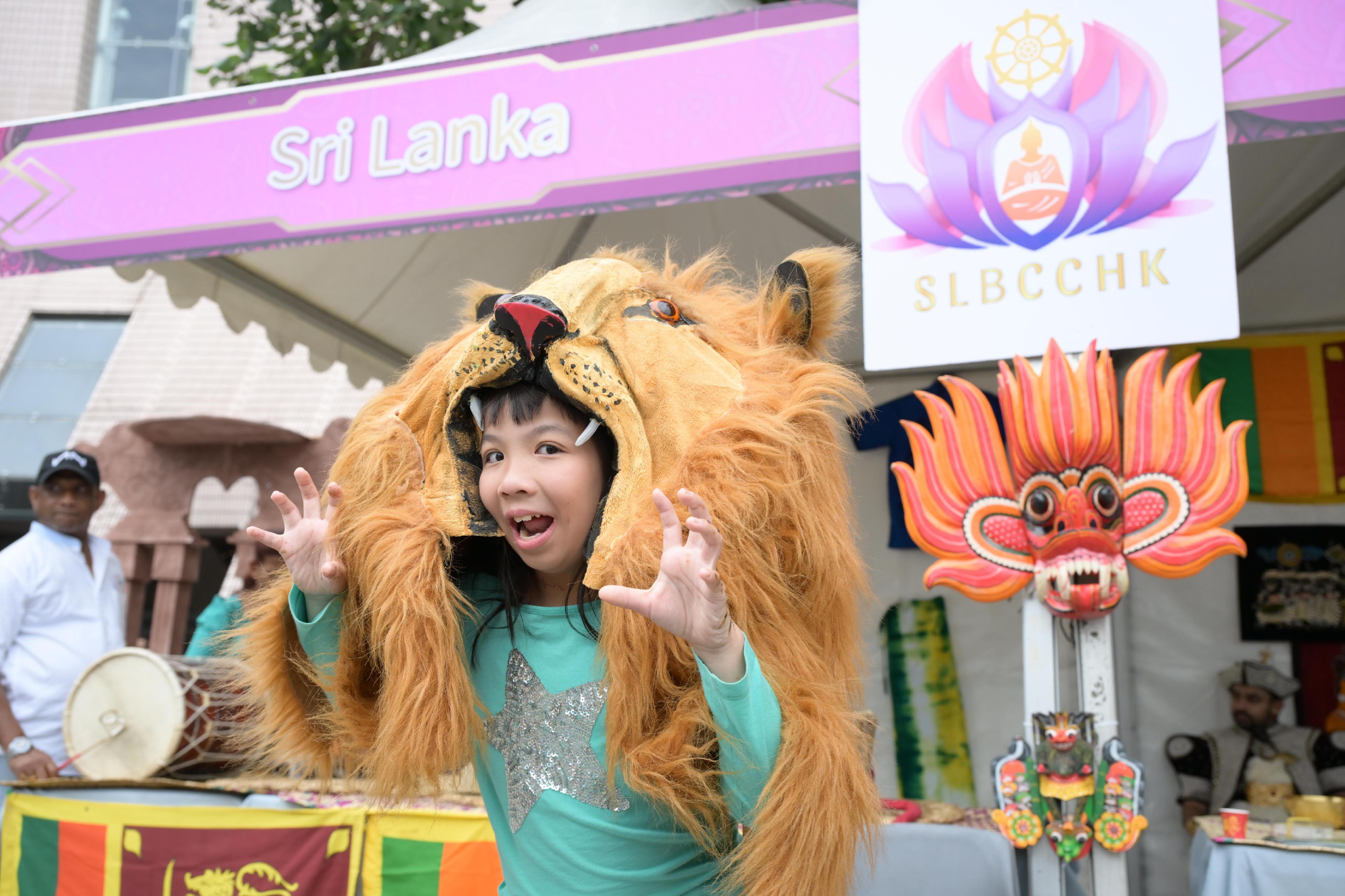 Asian Ethnic Cultural Performances, under the Asia+ Festival, was held today (November 10) at the Hong Kong Cultural Centre. This year, a total of 23 Asian and Belt and Road countries and regions participated. Artistic talent gathered to showcase their cultural riches through ethnic music and dances, costume displays, handicrafts and special snacks.
