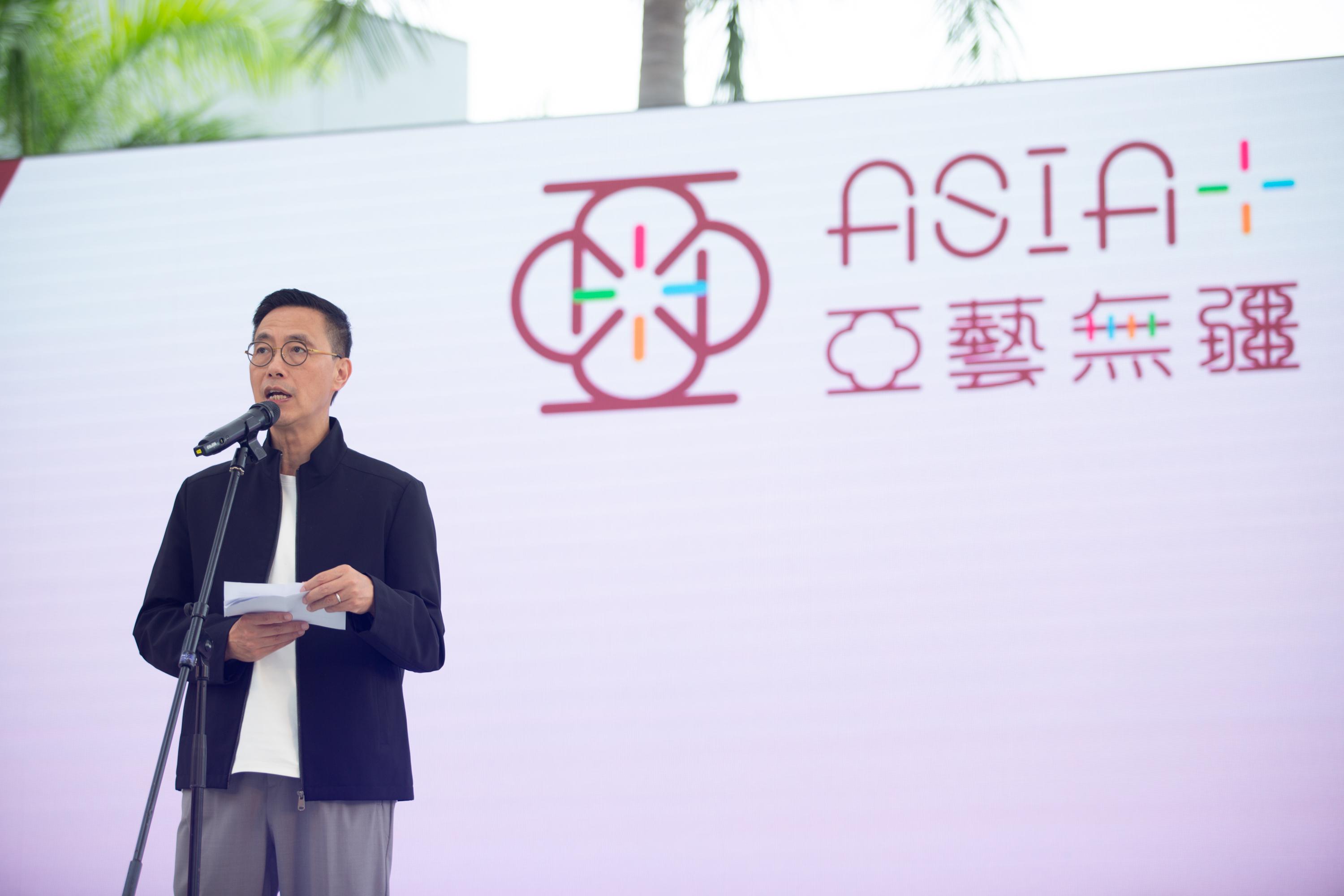 Asian Ethnic Cultural Performances, under the Asia+ Festival, was held today (November 10) at the Hong Kong Cultural Centre. Addressing the festival ceremony, the Secretary for Culture, Sports and Tourism, Mr Kevin Yeung, remarked that Asia+ strives to establish itself as an international cultural brand that contributes to cultural bonding and integration between countries and regions.
