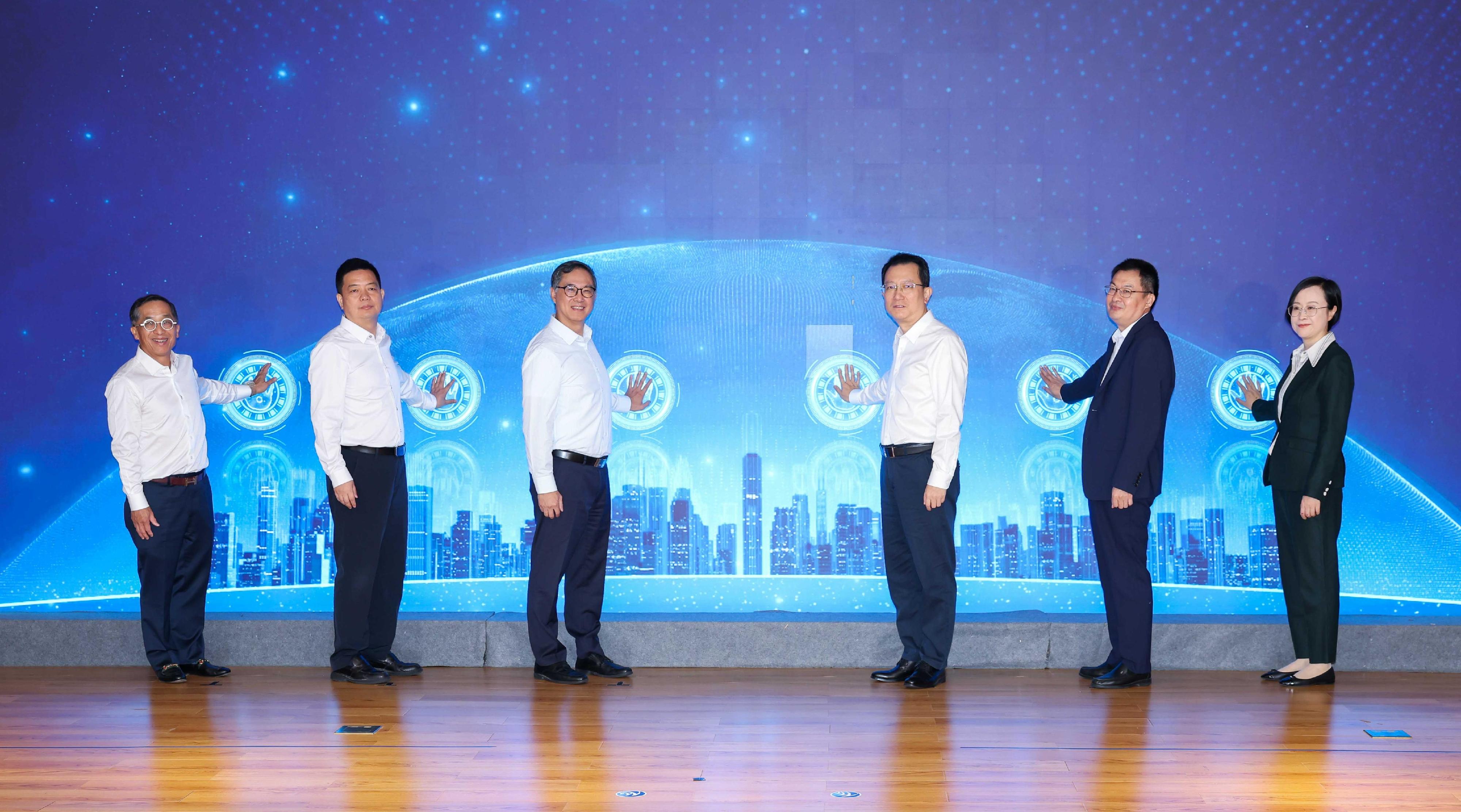 The Development Bureau of the Hong Kong Special Administrative Region Government and the Hong Kong construction sector hold a joint promotional event for the construction industry at the Guangdong-Hong Kong-Macao Greater Bay Area (Guangdong) Talent Hub today and tomorrow (November 10 and 11). Photo shows the Permanent Secretary for Development (Works), Mr Ricky Lau (third left); the Director-General of the Human Resources and Social Security Department of Guangdong Province (GDHRSSD), Mr Du Minqi (third right), and Deputy Director-General of the GDHRSSD Ms Qiu Jing (first right); Deputy Director-General of the Department of Education of Guangdong Province Mr Cheng Daxin (second right); Deputy Director-General of the Department of Housing and Urban-Rural Development of Guangdong Province Mr Yang Qinggan (second left); and the Chairman of the Hong Kong Construction Industry Council, Mr Thomas Ho (first left), officiating at the opening ceremony.