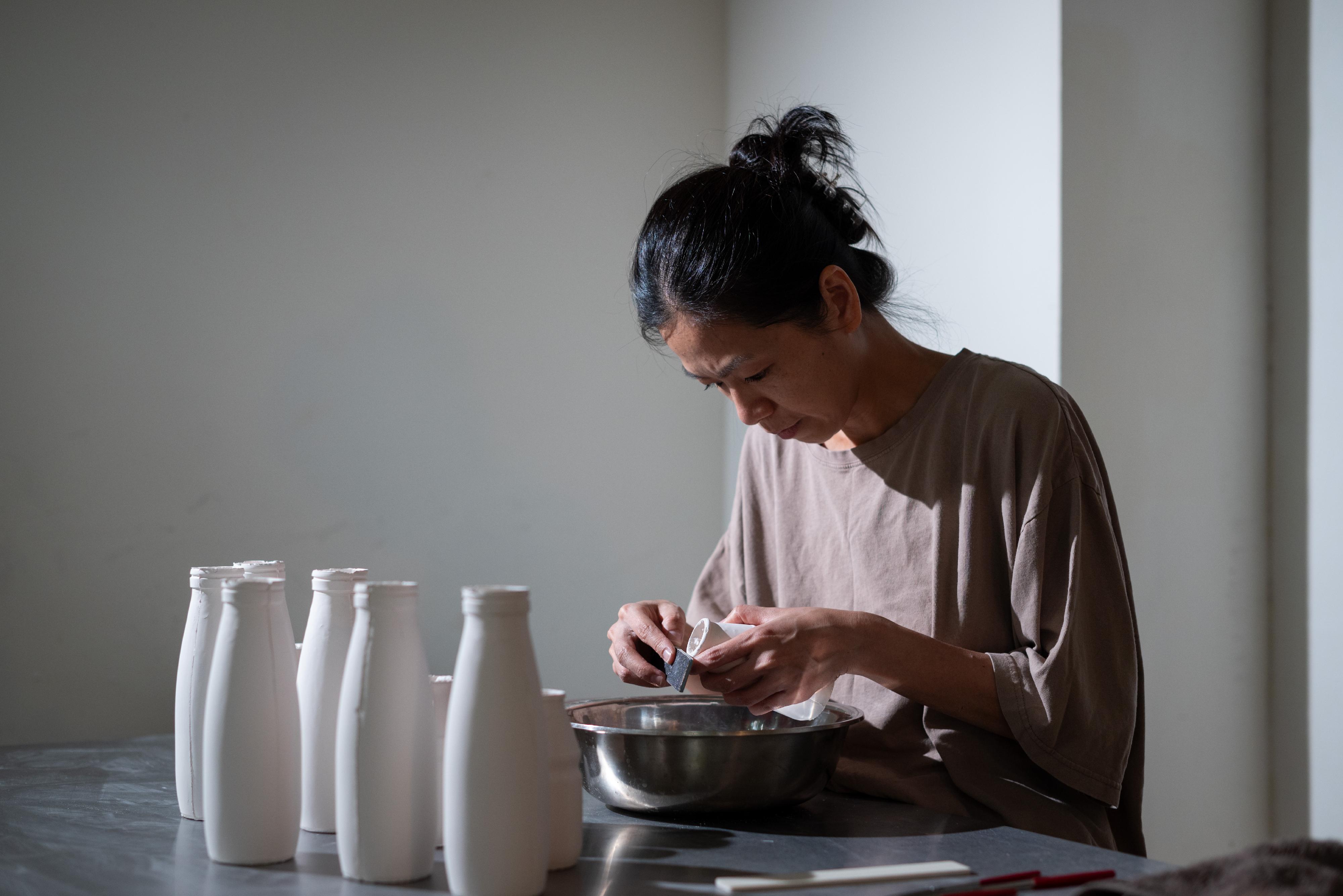 The Hong Kong Visual Arts Centre is now staging the "vA! Residency - Reimagining the Ordinary" exhibition by artist Nutz Luk. Photo shows Luk polishing her artworks.