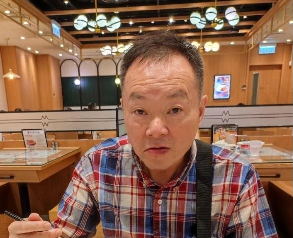 Zhang Zeng-hui, aged 61, is about 1.7 metres tall, about 59 kilograms in weight and of medium build. He has a round face with yellow complexion and short black and white hair. He was last seen wearing a red checked long-sleeved shirt, grey trousers and grey shoes.
