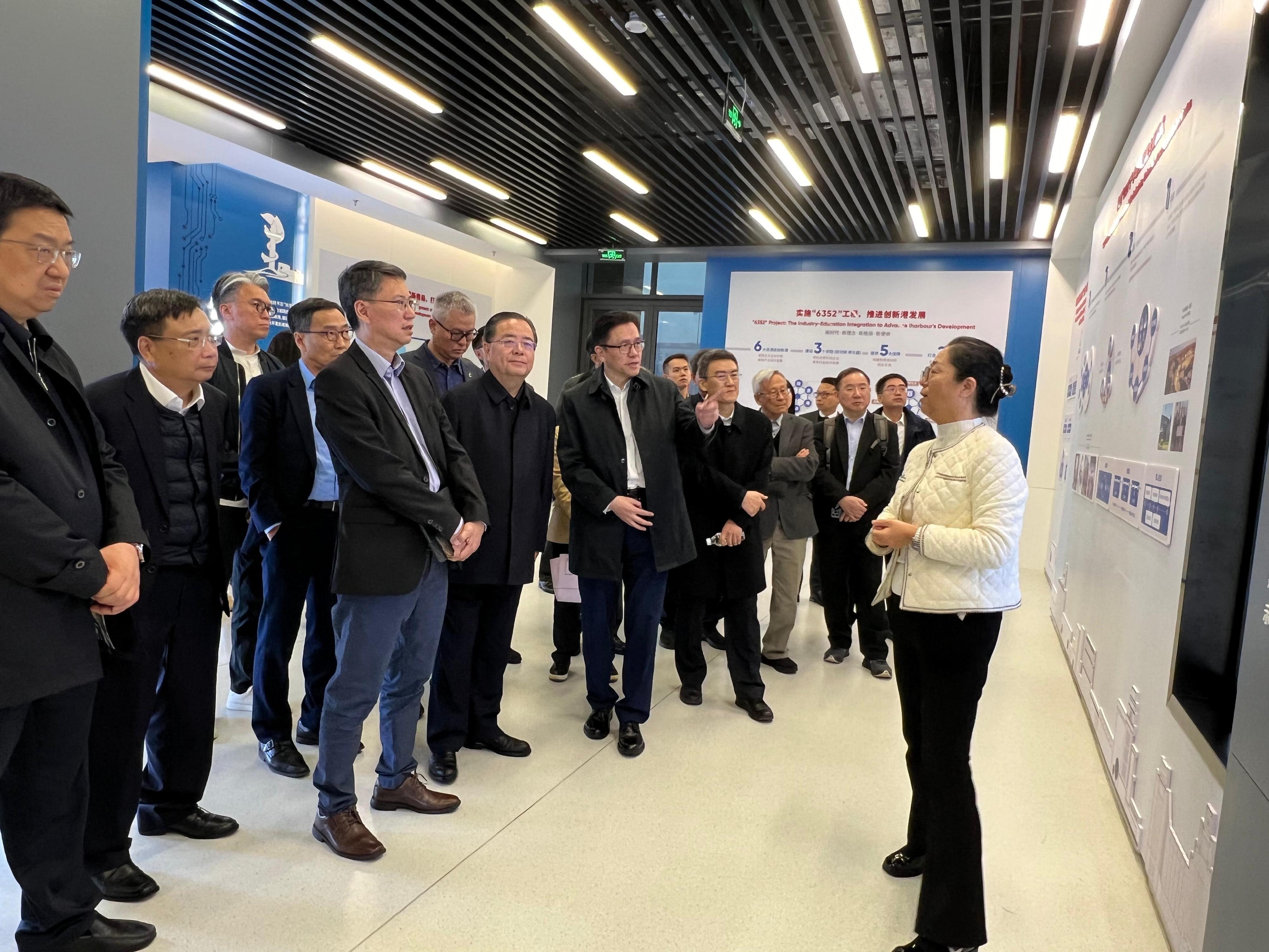 The Secretary for Innovation, Technology and Industry, Professor Sun Dong (front row, fifth left), visited iHARBOUR of Xi’an Jiaotong University in Xi’an today (November 11). Looking on are the Permanent Secretary for Innovation, Technology and Industry, Mr Eddie Mak (front row, third left), and the Commissioner for Innovation and Technology, Mr Ivan Lee (front row, second left).