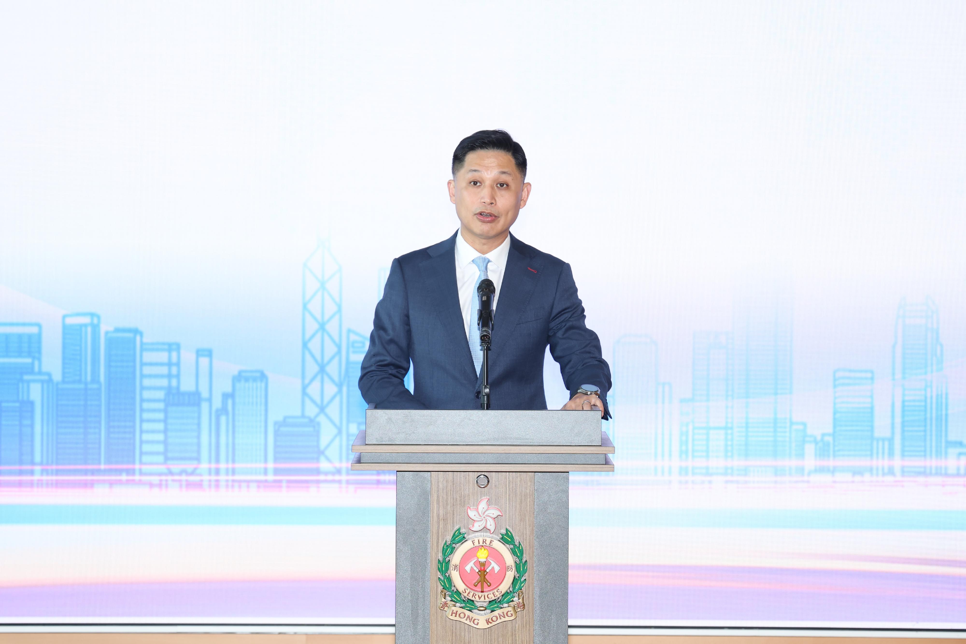 消防處與中國移動香港有限公司今日（十一月十二日）簽署合作備忘錄，共同推動智慧消防建設。圖示消防處處長楊恩健在簽署儀式致辭。