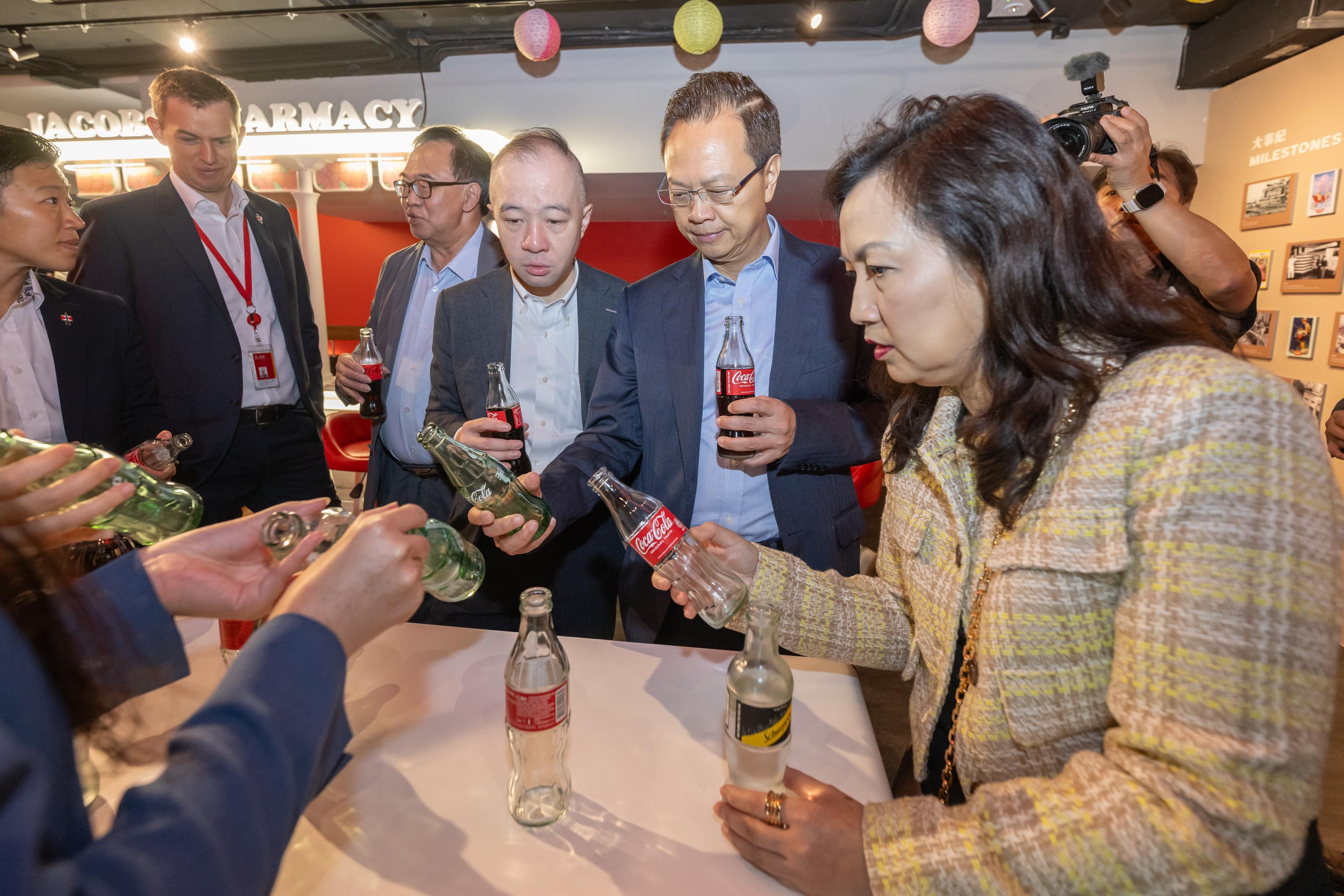 The Legislative Council (LegCo) Panel on Environmental Affairs visits the plants of Swire Coca-Cola HK and its recycling facilities, New Life Plastics, today (November 12). Photo shows LegCo Members receiving a briefing on sustainable beverage product packaging and circular economy.
