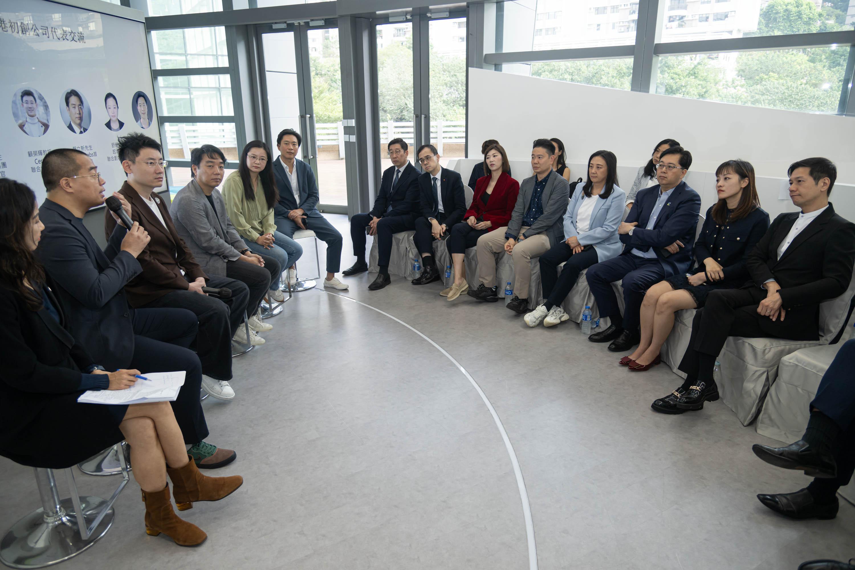 The Legislative Council Subcommittee on Issues Relating to the Development of Web3 and Virtual Assets visited Cyberport today (November 12). Photo shows the Chairman of the Subcommittee, Dr Johnny Ng (first right); other Members; and the Under Secretary for Innovation, Technology and Industry, Ms Lillian Cheong (second right), exchanging views with representatives of Cyberport enterprises on how to expedite investment matching.