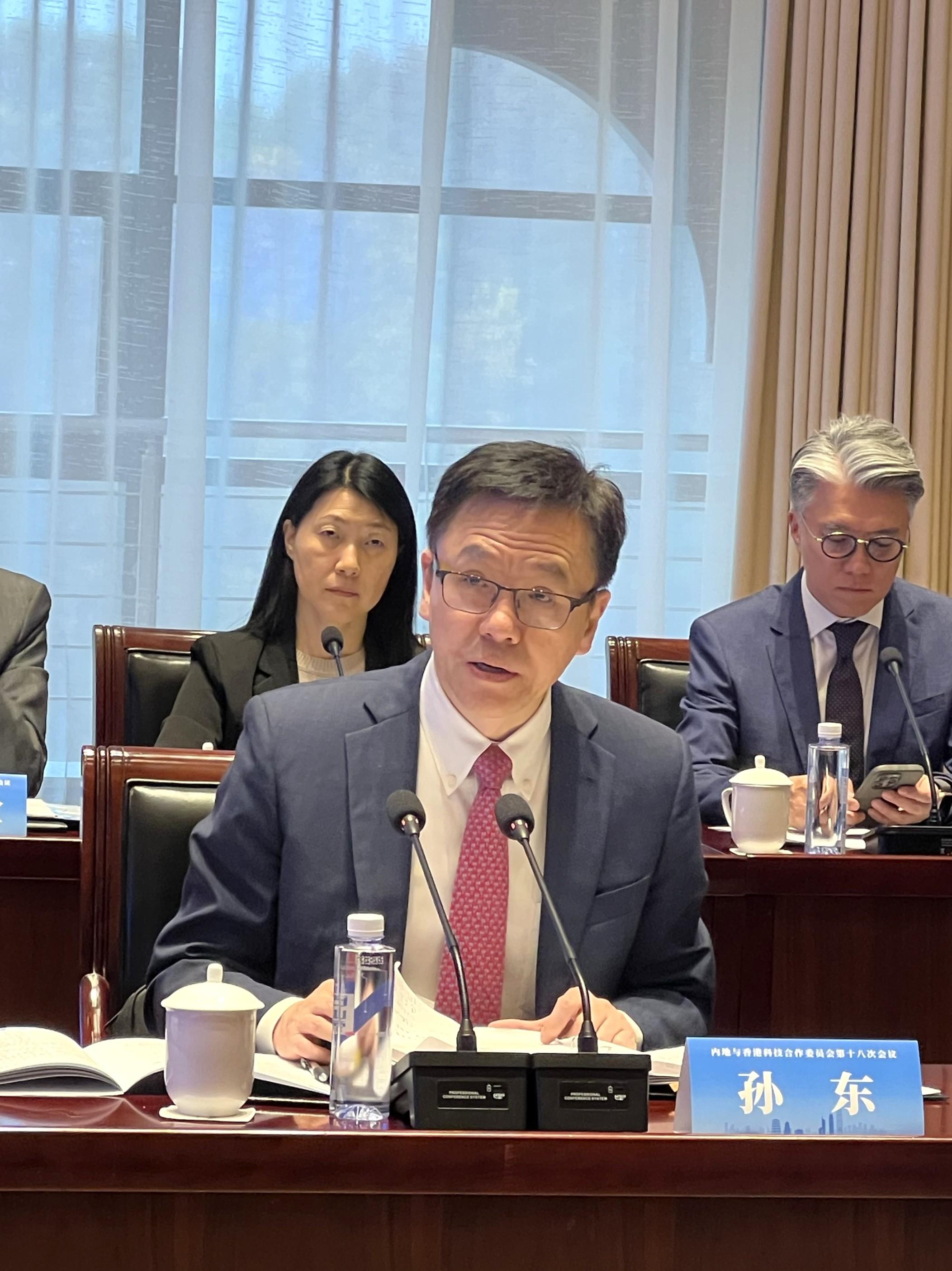 The Secretary for Innovation, Technology and Industry, Professor Sun Dong, speaks at the 18th meeting of the Mainland/Hong Kong Science and Technology Co-operation Committee held in Xi'an today (November 12).