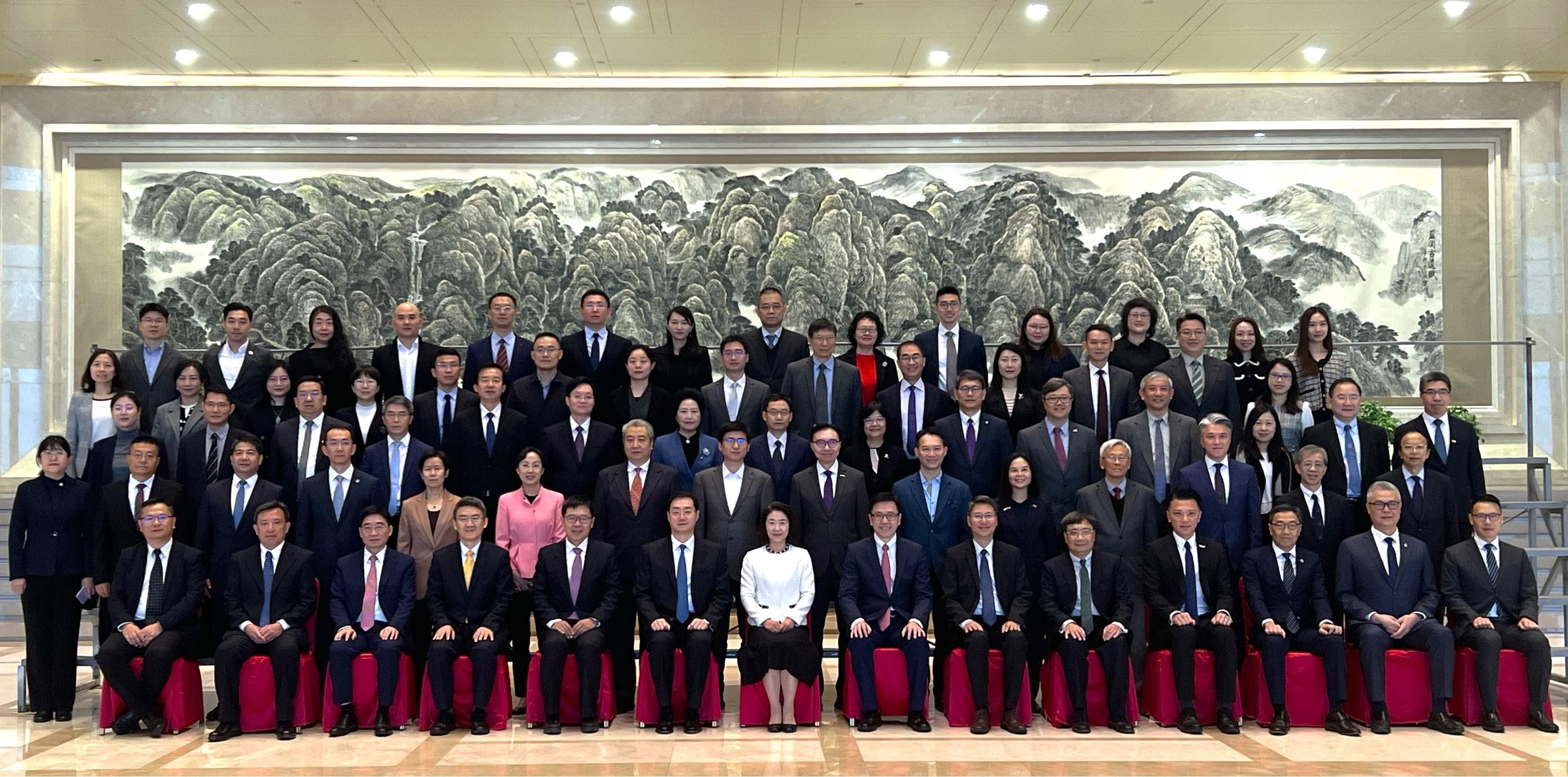 The Secretary for Innovation, Technology and Industry, Professor Sun Dong (front row, seventh right), and Vice Minister of Science and Technology Ms Lin Xin (front row, seventh left) co-chair the 18th meeting of the Mainland/Hong Kong Science and Technology Co-operation Committee held in Xi'an today (November 12). Also attending the meeting are the Permanent Secretary for Innovation, Technology and Industry, Mr Eddie Mak (front row, sixth right), and the Commissioner for Innovation and Technology, Mr Ivan Lee (front row, fifth right). They are pictured with representatives attending the meeting.