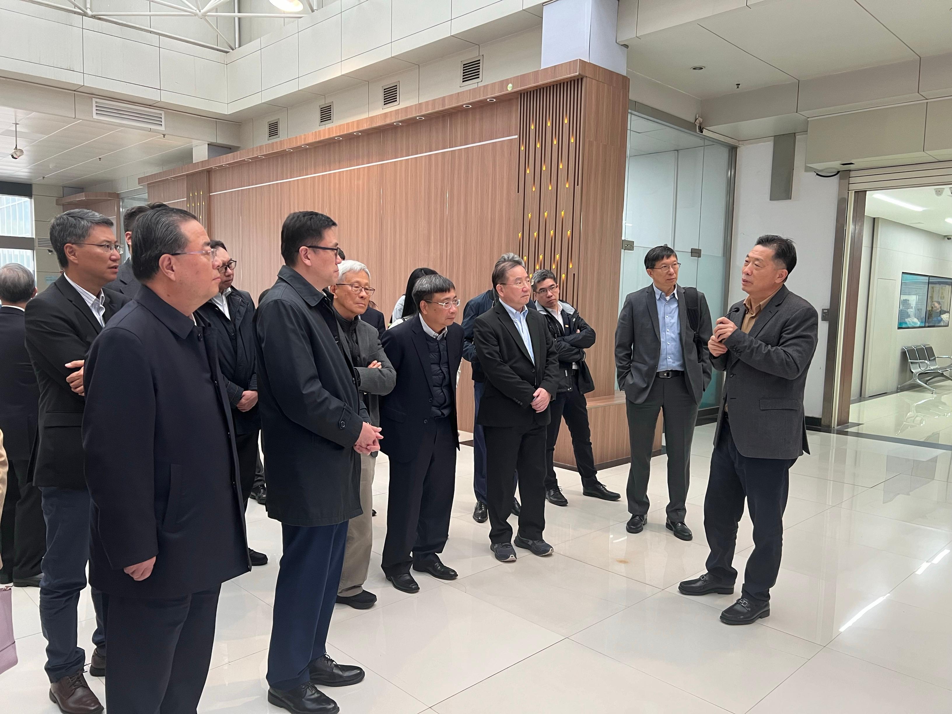 The Secretary for Innovation, Technology and Industry, Professor Sun Dong (front row, second left), visited the State Key Laboratory for Manufacturing System Engineering of Xi'an Jiaotong University in Xi'an today (November 12). Looking on are the Permanent Secretary for Innovation, Technology and Industry, Mr Eddie Mak (back row, first left), and the Commissioner for Innovation and Technology, Mr Ivan Lee (front row, fourth left).