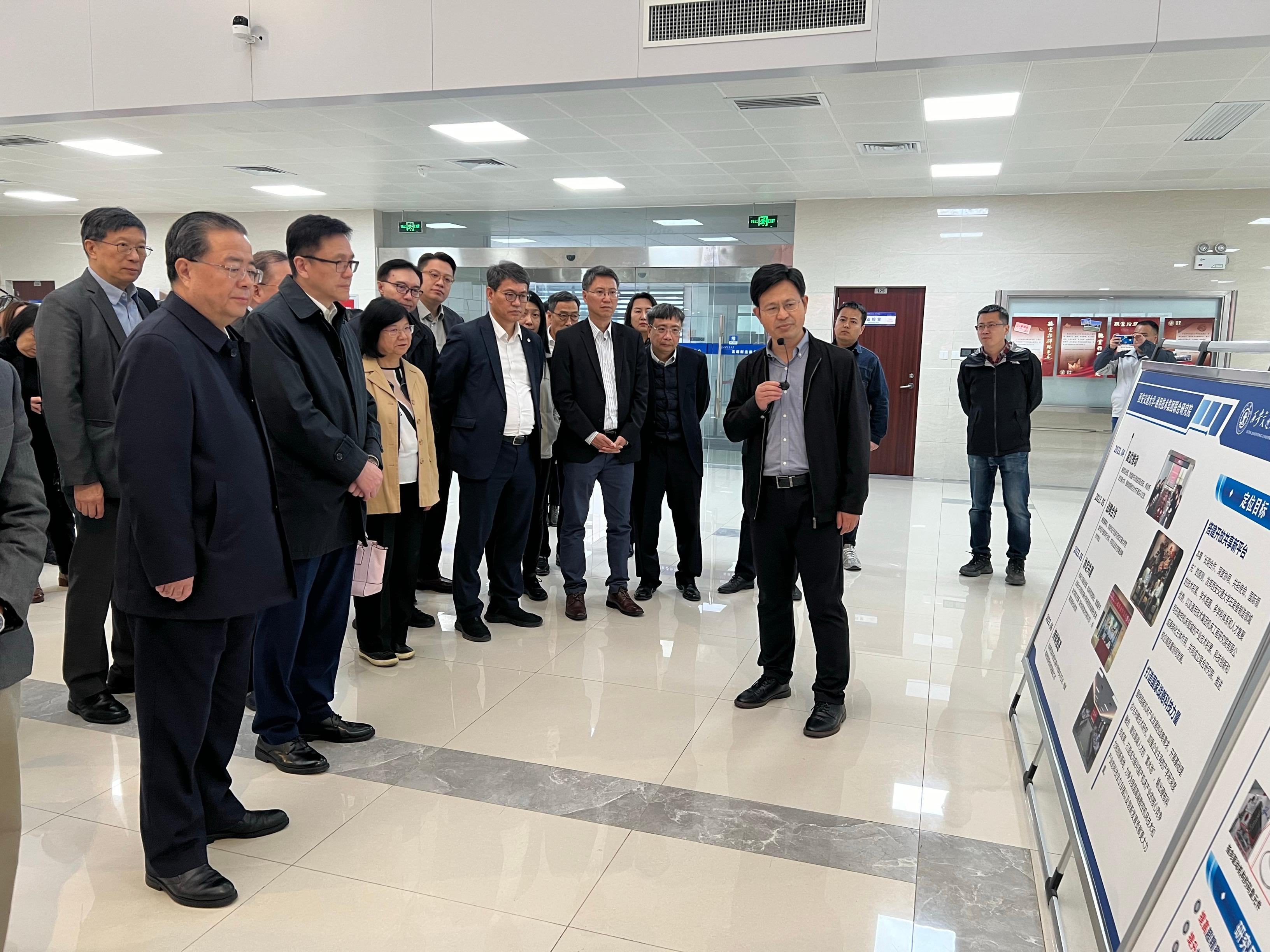 The Secretary for Innovation, Technology and Industry, Professor Sun Dong (front row, second left), visited the Collaborative Innovation Center of High-end Manufacturing Equipment of Xi'an Jiaotong University in Xi'an today (November 12). Looking on are the Permanent Secretary for Innovation, Technology and Industry, Mr Eddie Mak (front row, fifth left), and the Commissioner for Innovation and Technology, Mr Ivan Lee (front row, sixth left).