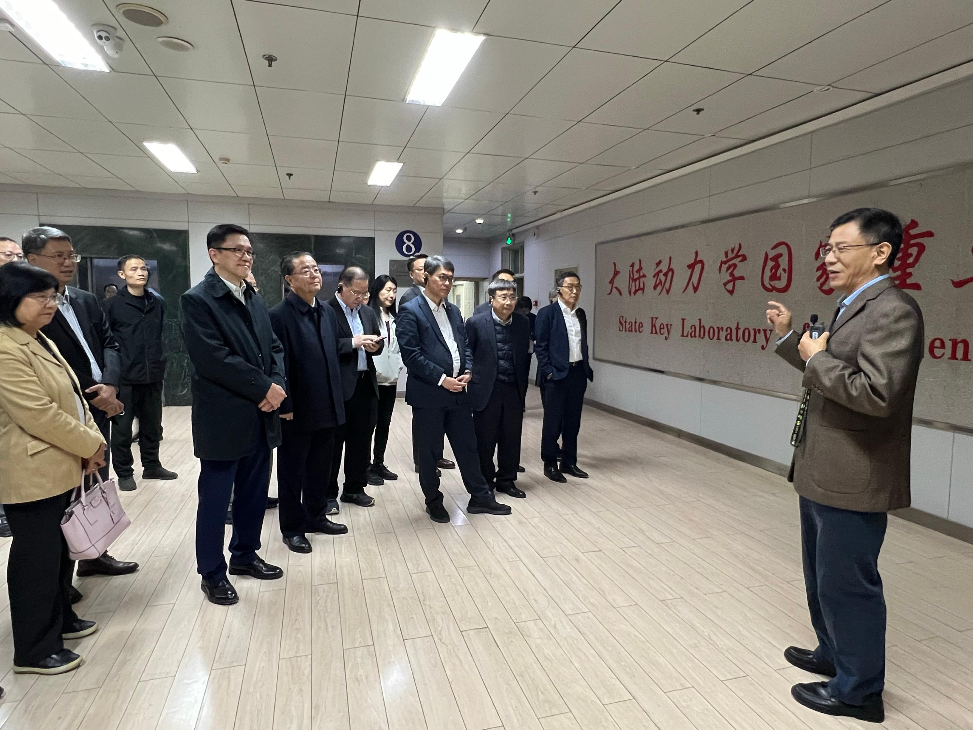 The Secretary for Innovation, Technology and Industry, Professor Sun Dong (front row, second left), visited the State Key Laboratory of Continental Dynamics at Northwest University in Xi'an today (November 12). Looking on are the Permanent Secretary for Innovation, Technology and Industry, Mr Eddie Mak (back row, first left), and the Commissioner for Innovation and Technology, Mr Ivan Lee (front row, second right).