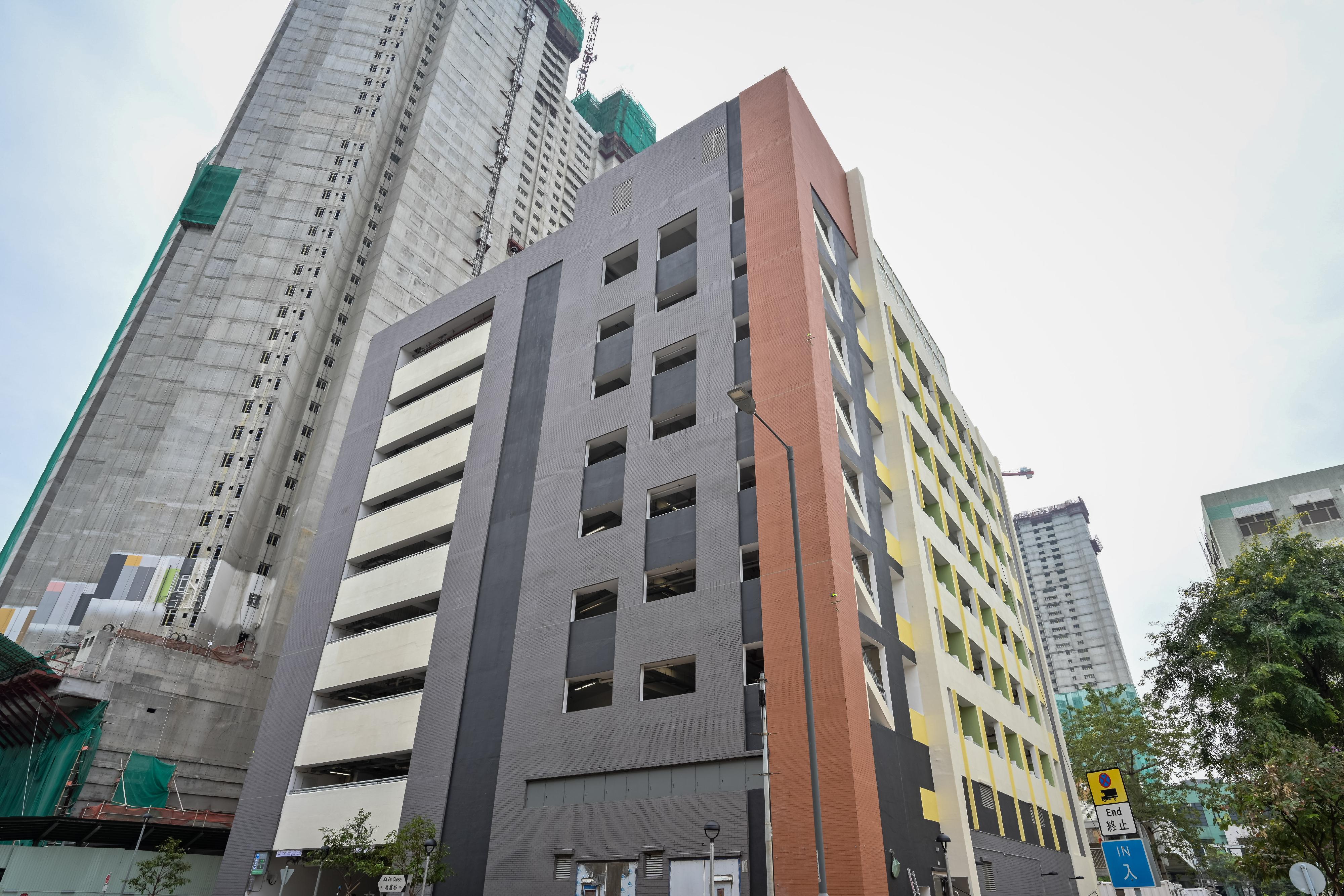 The Transport Department said today (November 13) that the Ka Fu Fong Public Car Park in Sheung Shui has commenced service. It is the first new public vehicle park project completed under the Government's "single site, multiple use" principle. The nine-storey car park provides 320 parking spaces for private cars and six for light goods vehicles, i.e. a total of 326 parking spaces.