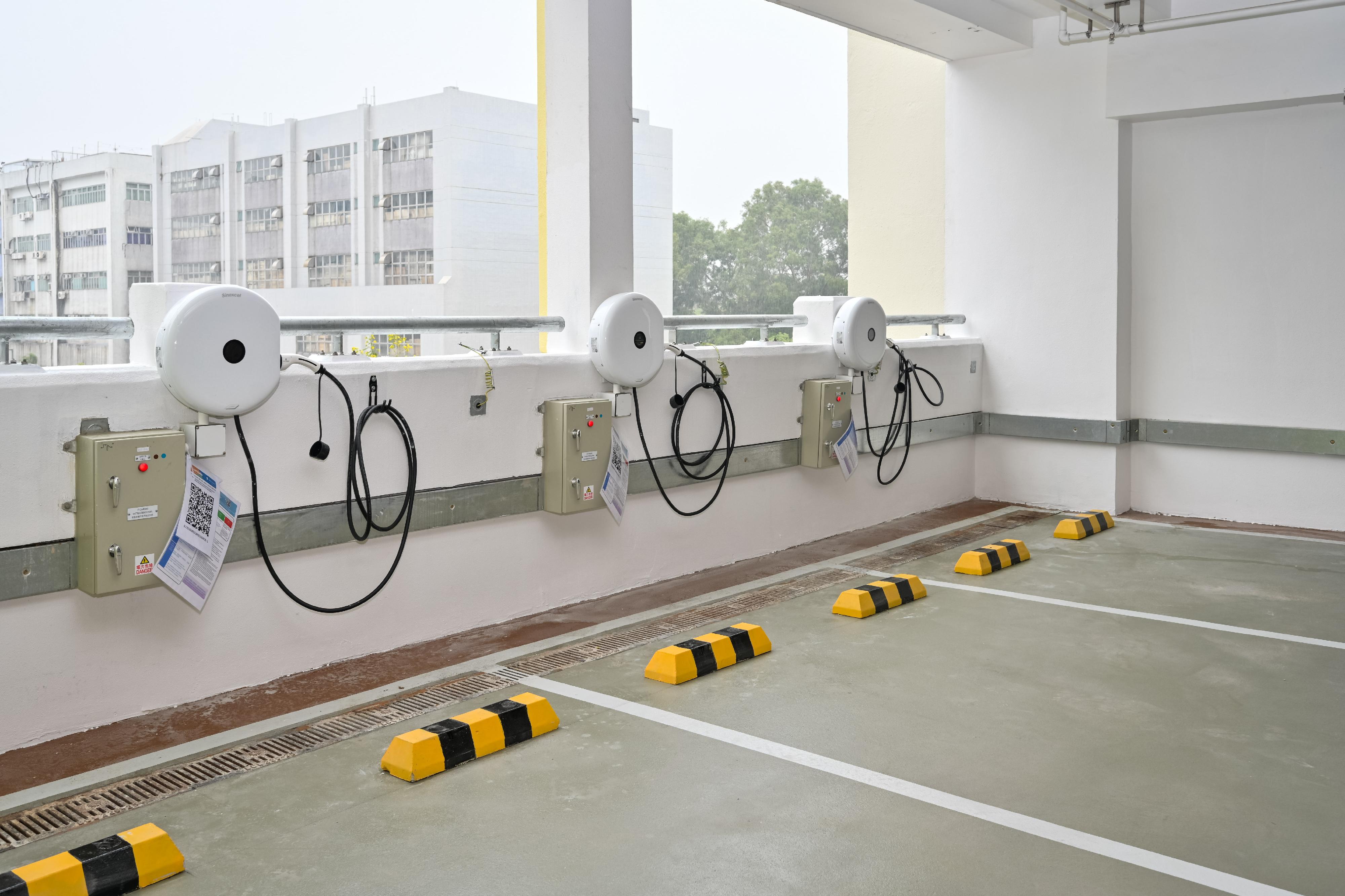 The Transport Department said today (November 13) that the Ka Fu Fong Public Car Park in Sheung Shui has commenced service. It is the first new public vehicle park project completed under the Government's "single site, multiple use" principle. Photo shows the fee-paying electric vehicle charging facilities at the parking spaces.