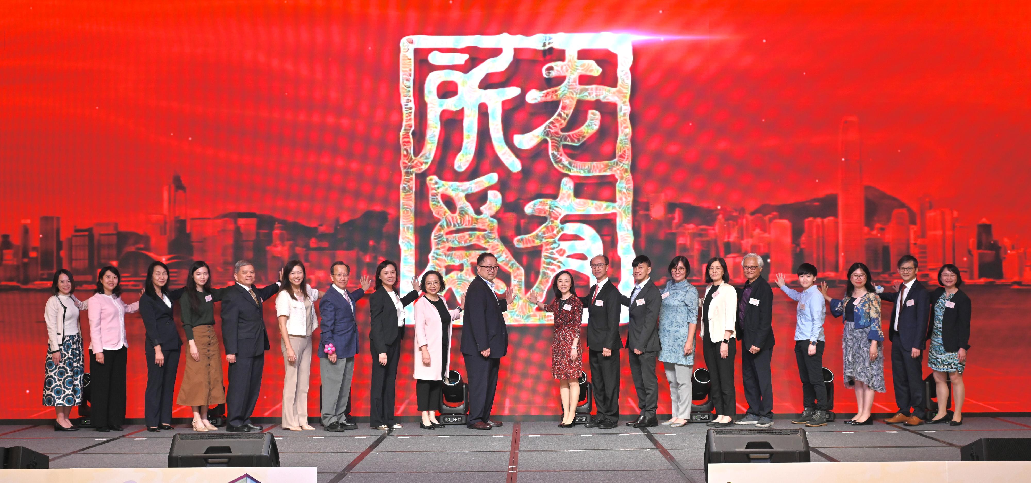 The Social Welfare Department today (November 13) held the 2024 Award Presentation Ceremony of the Opportunities for the Elderly Project (OEP). Photo shows the Director of Social Welfare, Miss Charmaine Lee (10th right), with the Chairman of the Elderly Commission, Dr Donald Li (10th left), the Chairman of the OEP Advisory Committee, Mr Silas Poon (ninth right), and other guests at the ceremony.
