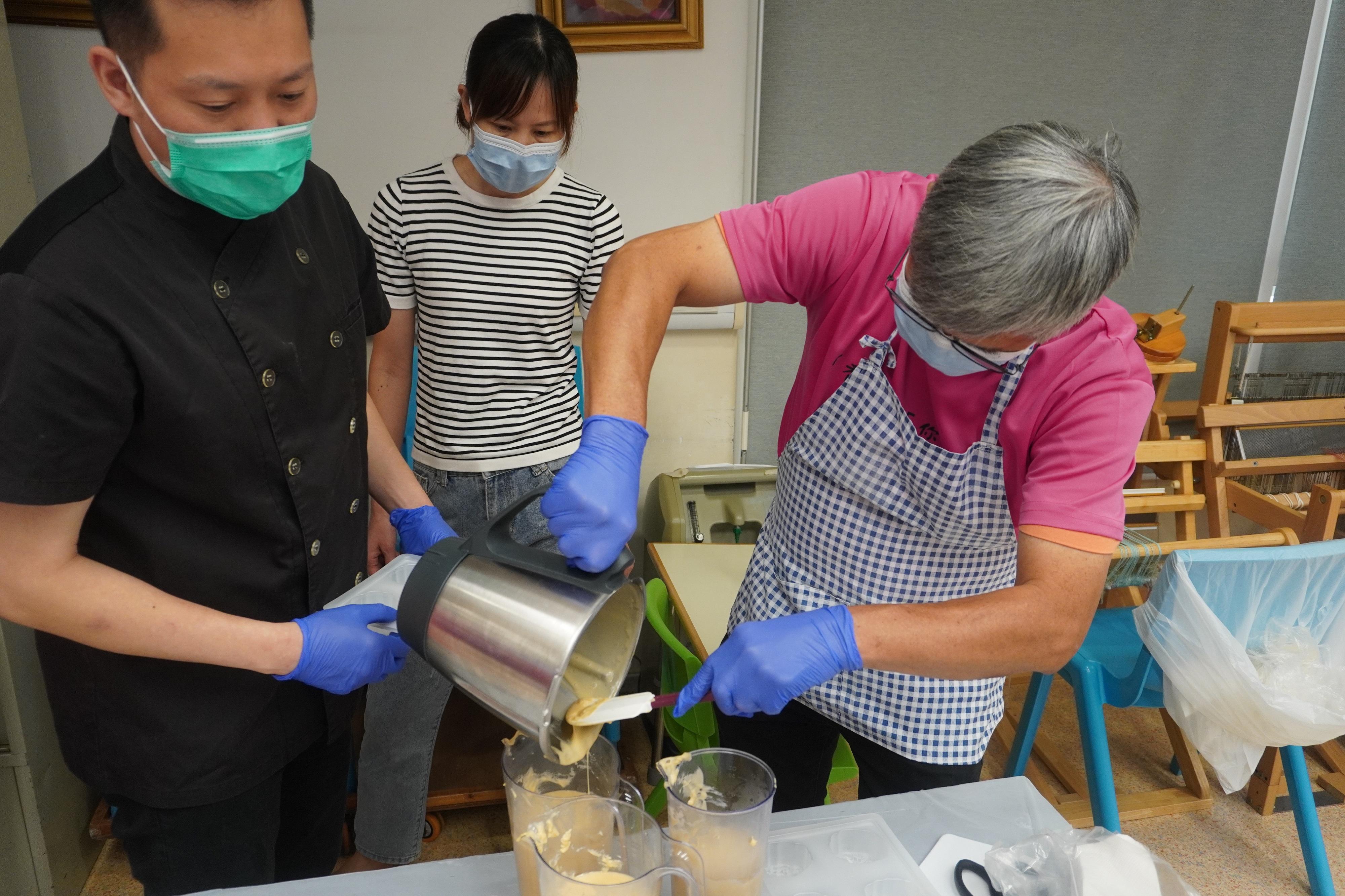 Caritas District Elderly Centre - Yuen Long was awarded the Championship of the Hong Kong Best Opportunities for the Elderly Project Award for one-year projects with their programme, which allows the elderly to learn to become hairdressers, chefs and life organisers to promote continuous learning and the spirit of serving the community.