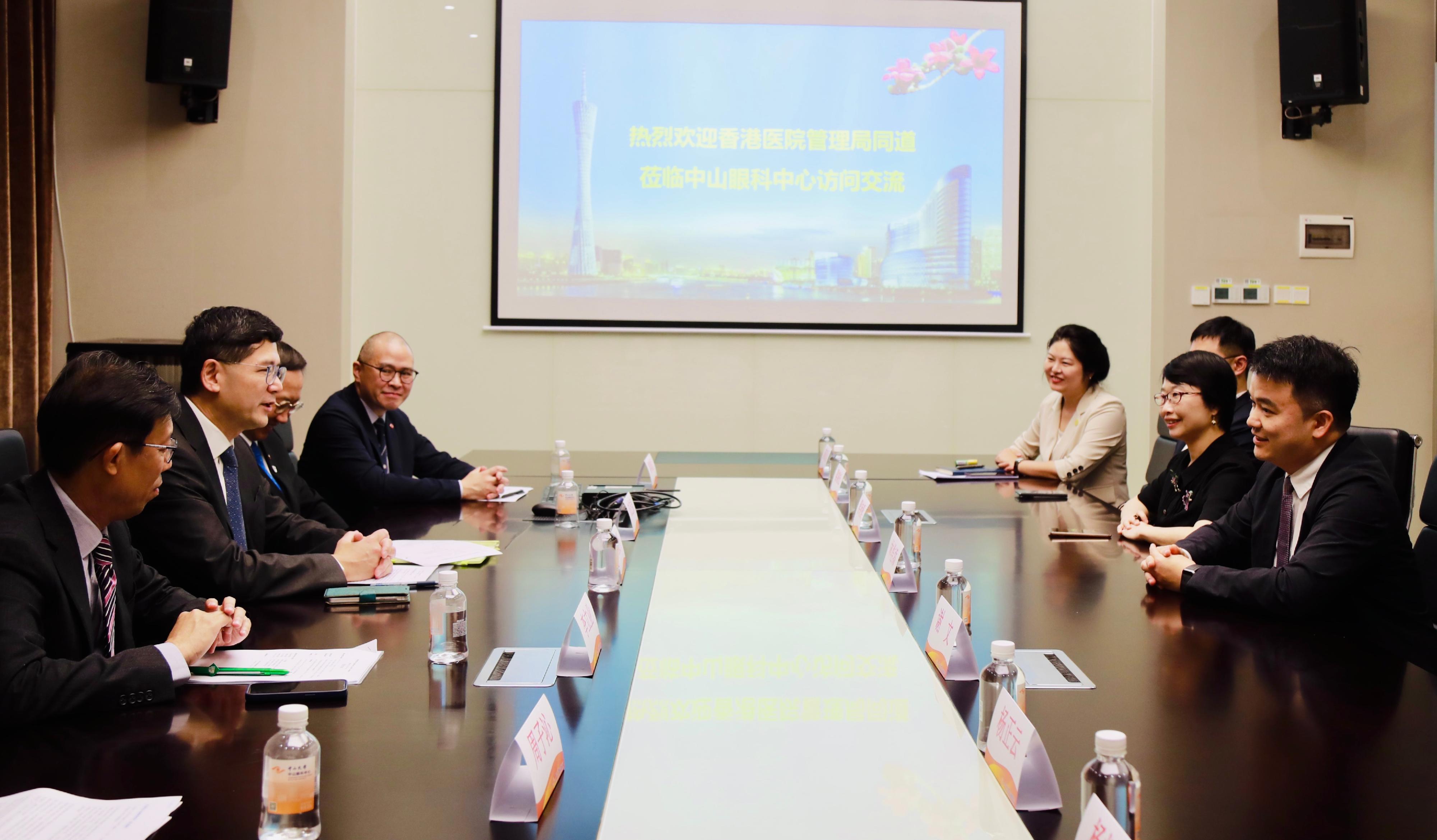 A Hospital Authority delegation had a meeting with a delegation from the Zhongshan Ophthalmic Center of Sun Yat-Sen University today (November 13) in Guangzhou to explore collaboration opportunities on ophthalmology services to enhance the quality of public healthcare services in the Greater Bay Area.