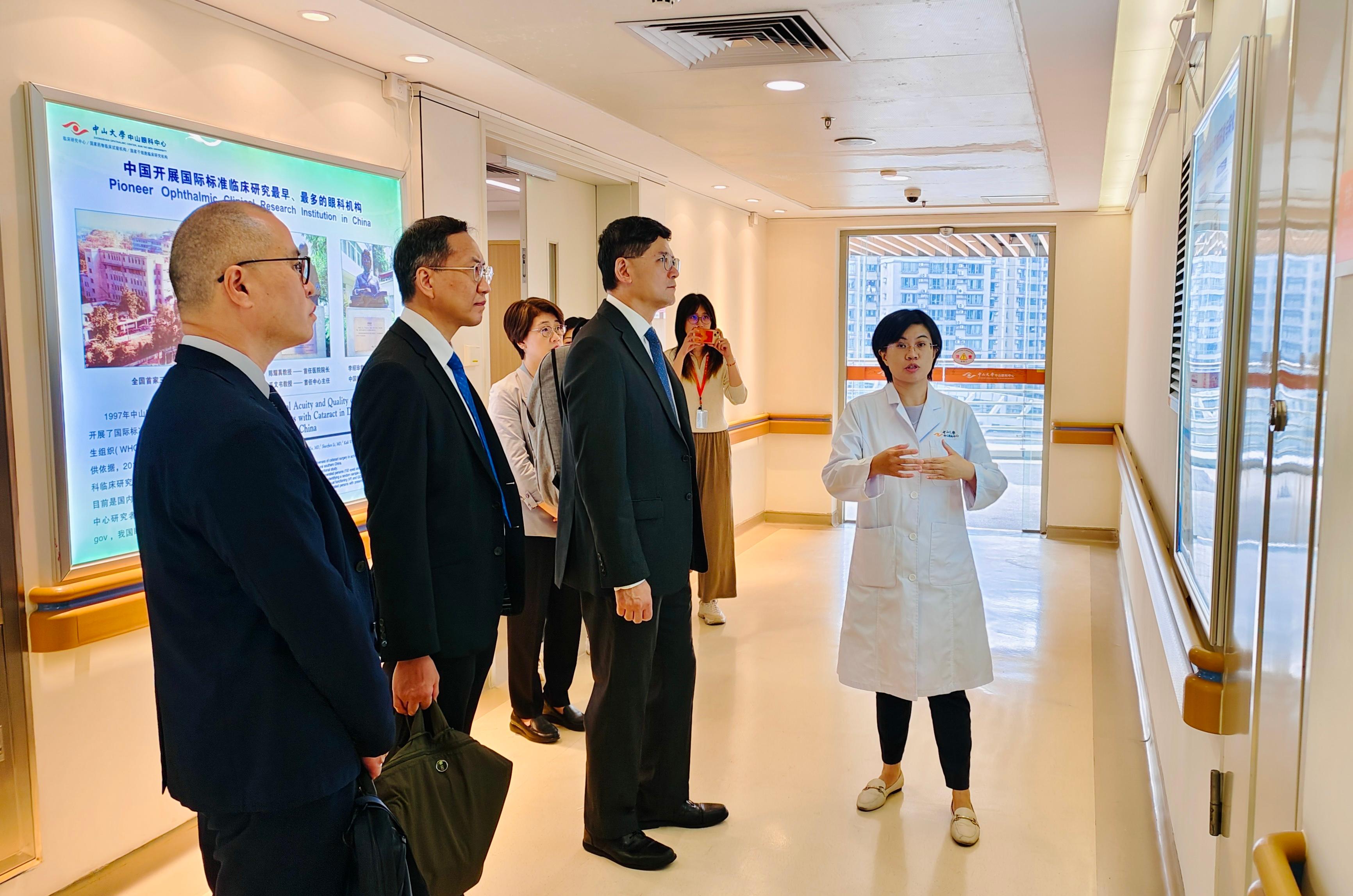 A Hospital Authority (HA) delegation visited the Zhongshan Ophthalmic Center of Sun Yat-Sen University (ZOC-SYSU) in Guangzhou today (November 13). Photo shows the Chief Executive of the HA, Dr Tony Ko (third left), learning about the latest developments of the hospital from a ZOC-SYSU representative.