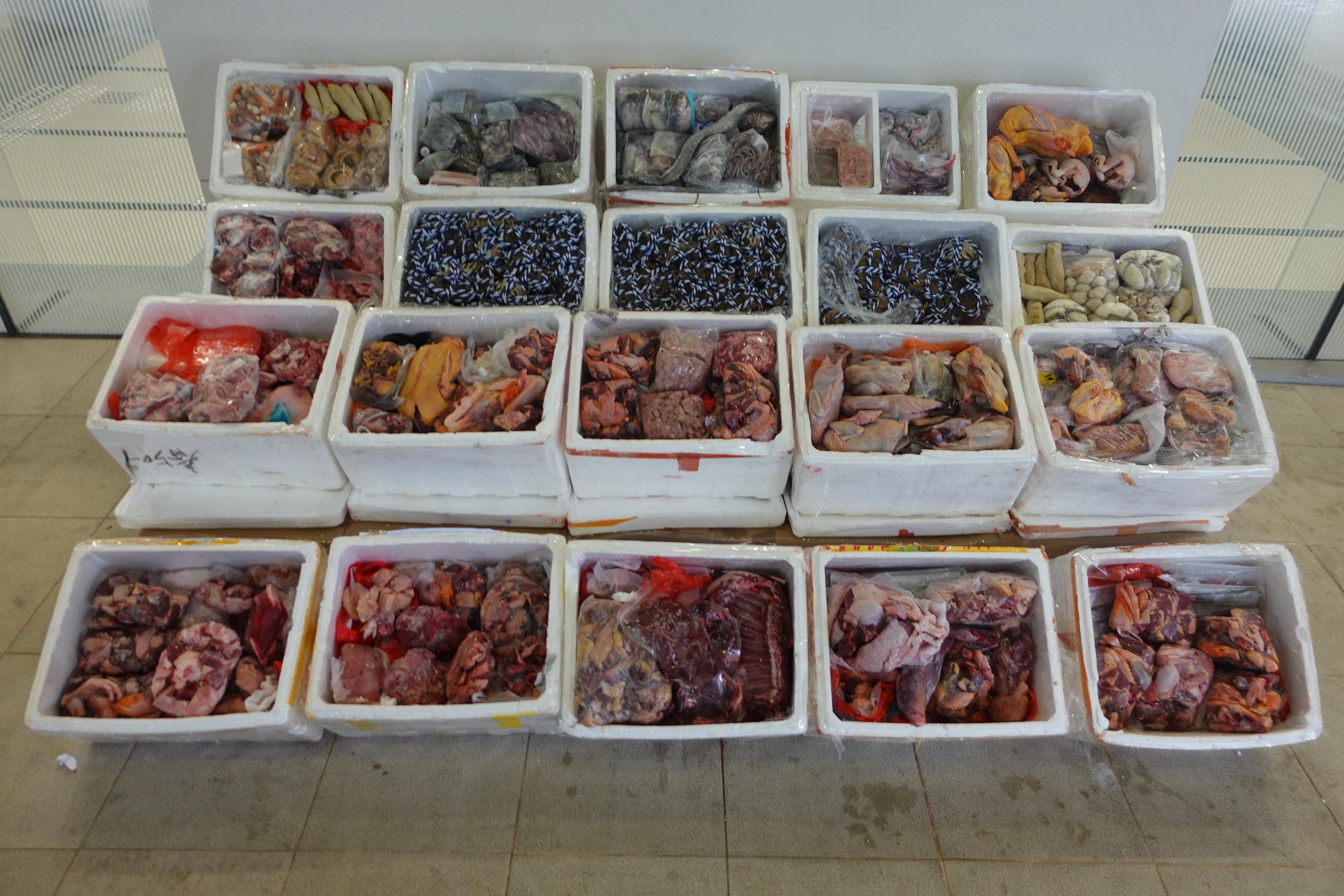 Hong Kong Customs mounted the third phase of the enforcement operation against food smuggling codenamed "Ice Breaker" in November this year. On November 5, Customs detected one related case and seized approximately 300 kilograms of frozen meat and 1 000kg of other food items with a total estimated market value of about $100,000. Photo shows the smuggled food items seized.
