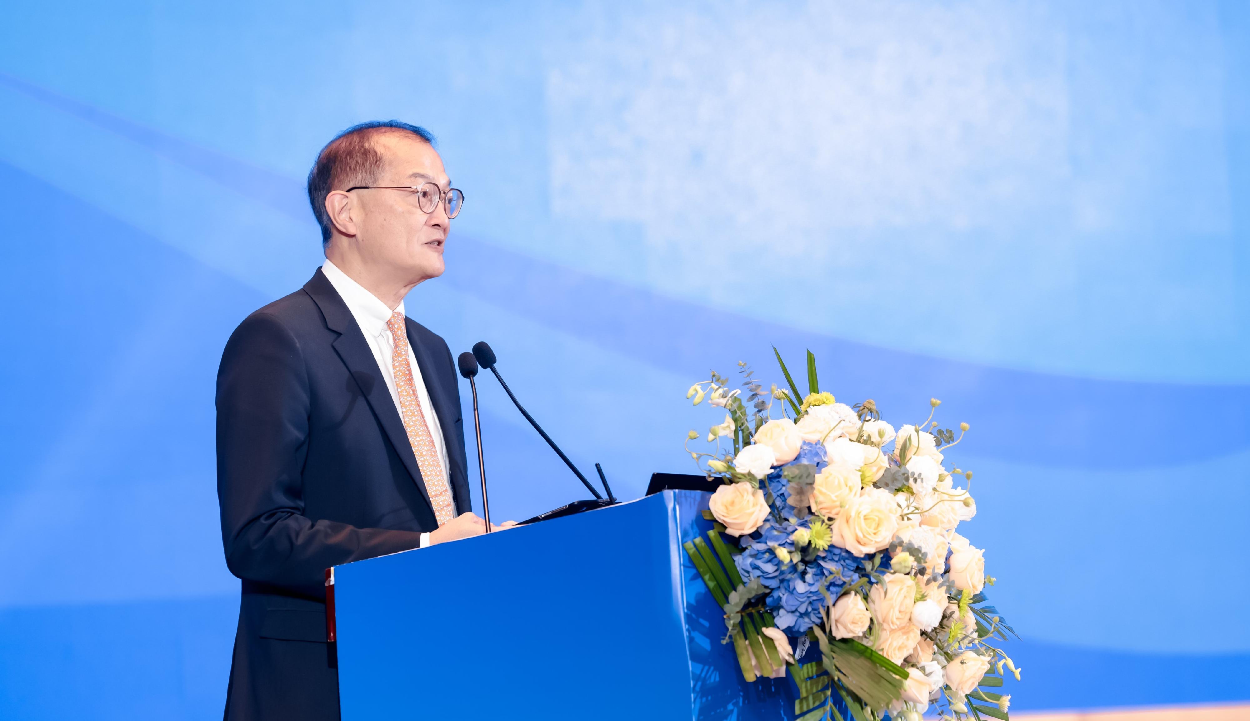 The Secretary for Health, Professor Lo Chung-mau, gives remarks at the opening ceremony of the 6th Guangdong-Hong Kong-Macao Greater Bay Area Conference on Inheritance, Innovation and Development of Traditional Chinese Medicine in Dongguan today (November 14).