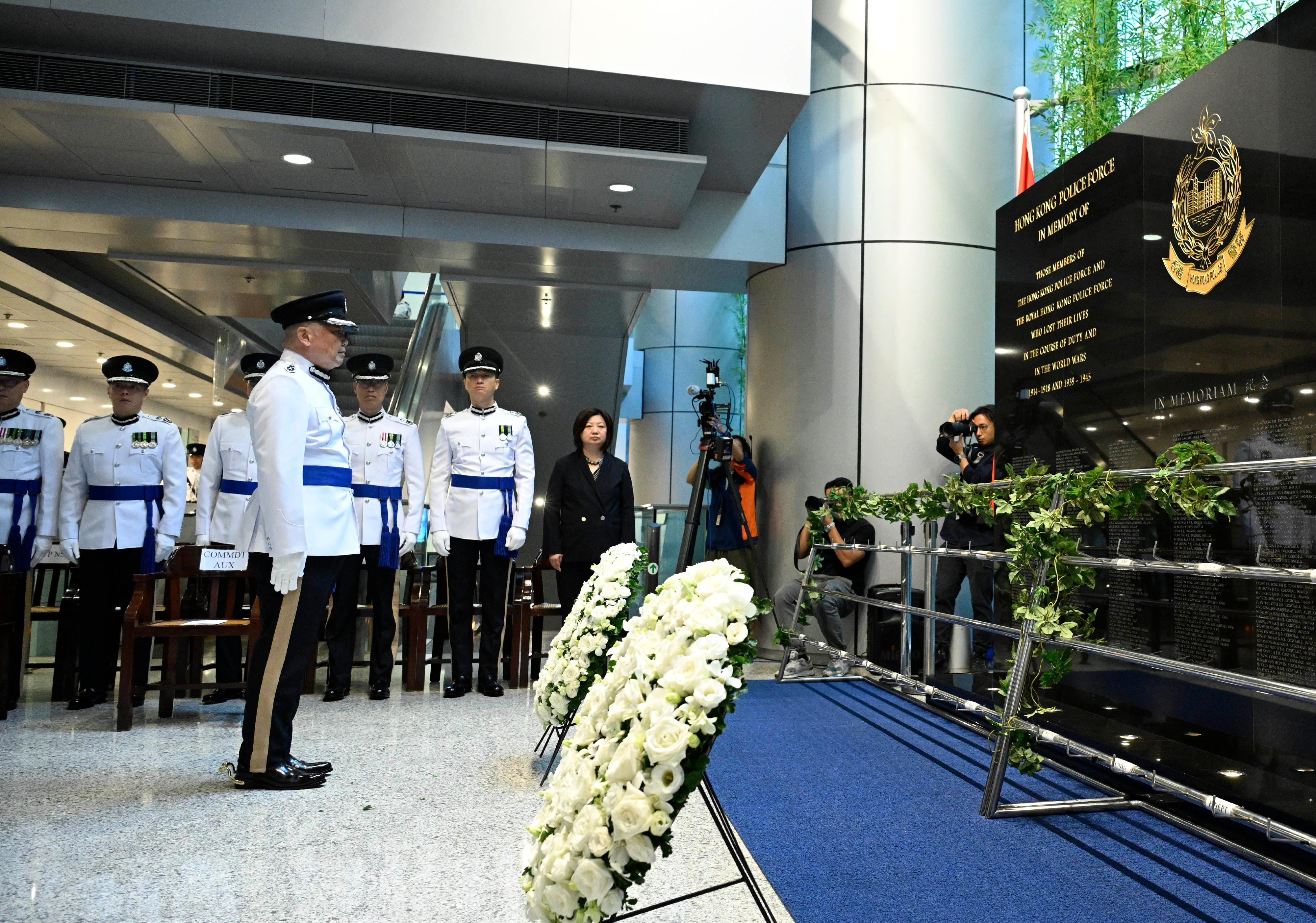 The Hong Kong Police Force holds a ceremony at the Police Headquarters this morning (November 15) to pay tribute to members of the Hong Kong Police Force and the Hong Kong Auxiliary Police Force who have given their lives in the line of duty. Photo shows the Commandant of the Hong Kong Auxiliary Police Force, Mr Yang Joe-tsi, paying tribute in front of the Force Memorial Wall in which the names of the fallen are inscribed.