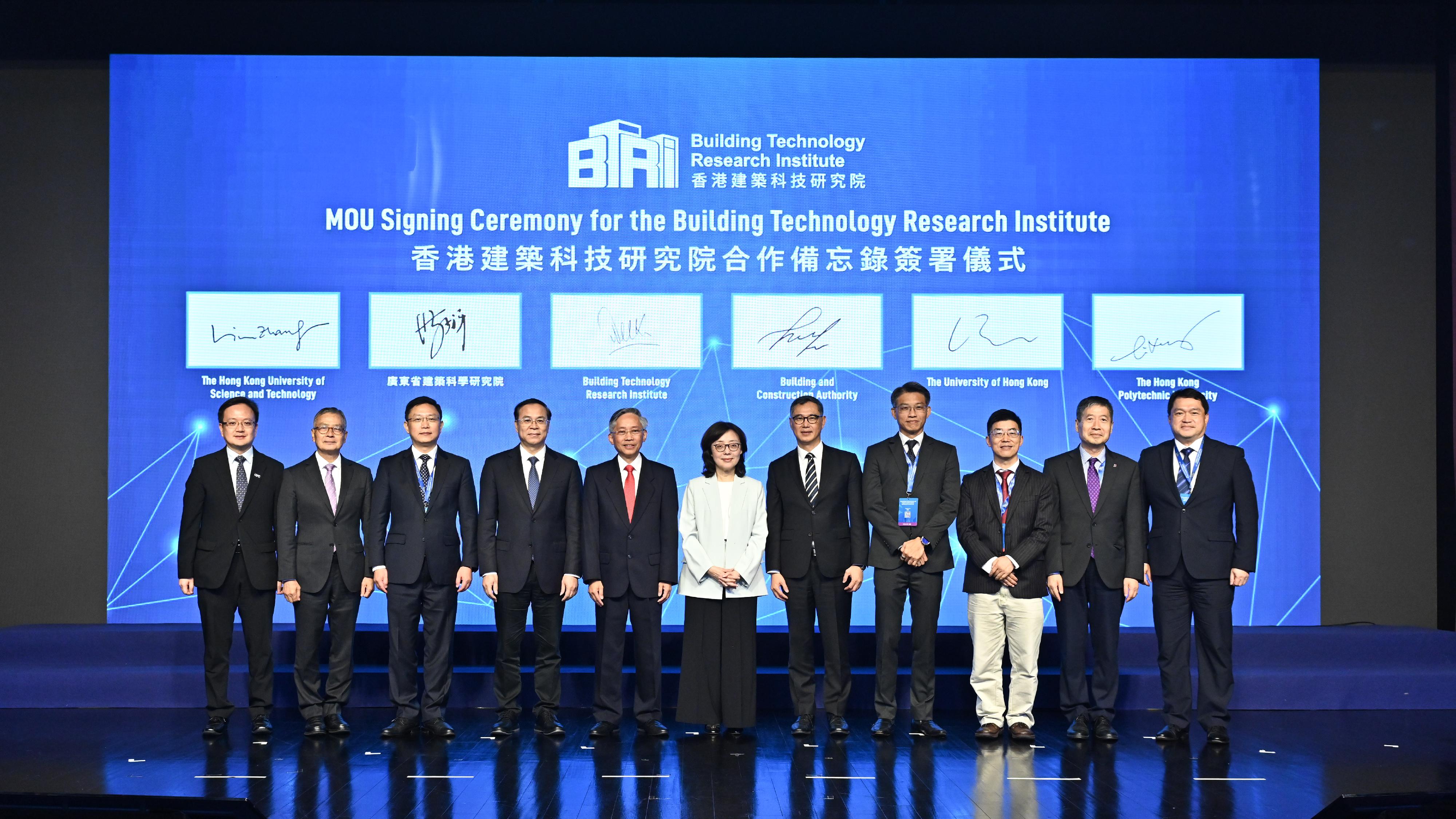 The Development Bureau hosted the International Infrastructure and Projects Leaders Summit today (November 15) to showcase Hong Kong as an international infrastructure centre. Photo shows the Secretary for Development, Ms Bernadette Linn (centre); and the Permanent Secretary for Development (Works), Mr Ricky Lau (fifth right), witnessing the signing of memoranda of understanding by the Building Technology Research Institute, the Guangdong Provincial Academy of Building Research, the Building and Construction Authority of Singapore, the University of Hong Kong, the Hong Kong University of Science and Technology, and the Hong Kong Polytechnic University, at the Summit.