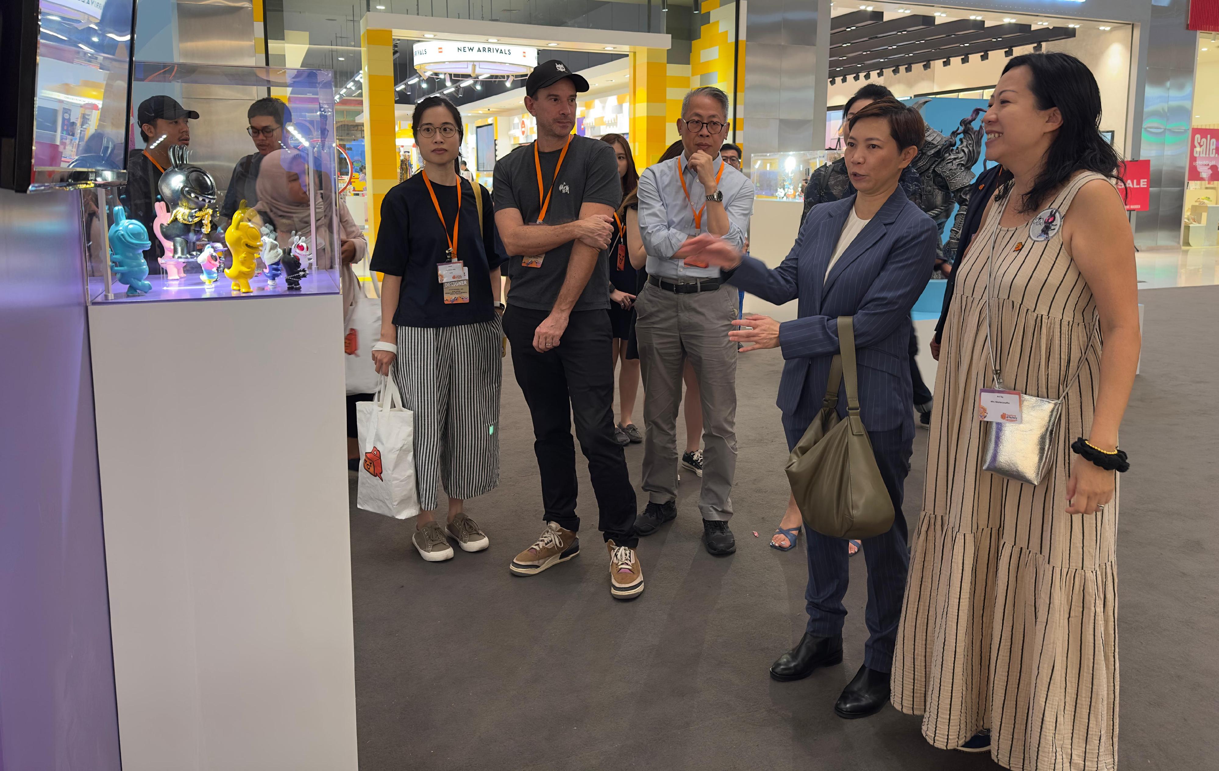 The Director-General of the Hong Kong Economic and Trade Office in Jakarta, Miss Libera Cheng, attended the opening ceremony of the "Hong Kong Art Toy Story 2024@Jakarta" today (November 16). Photo shows Miss Cheng (second right) touring the exhibition.