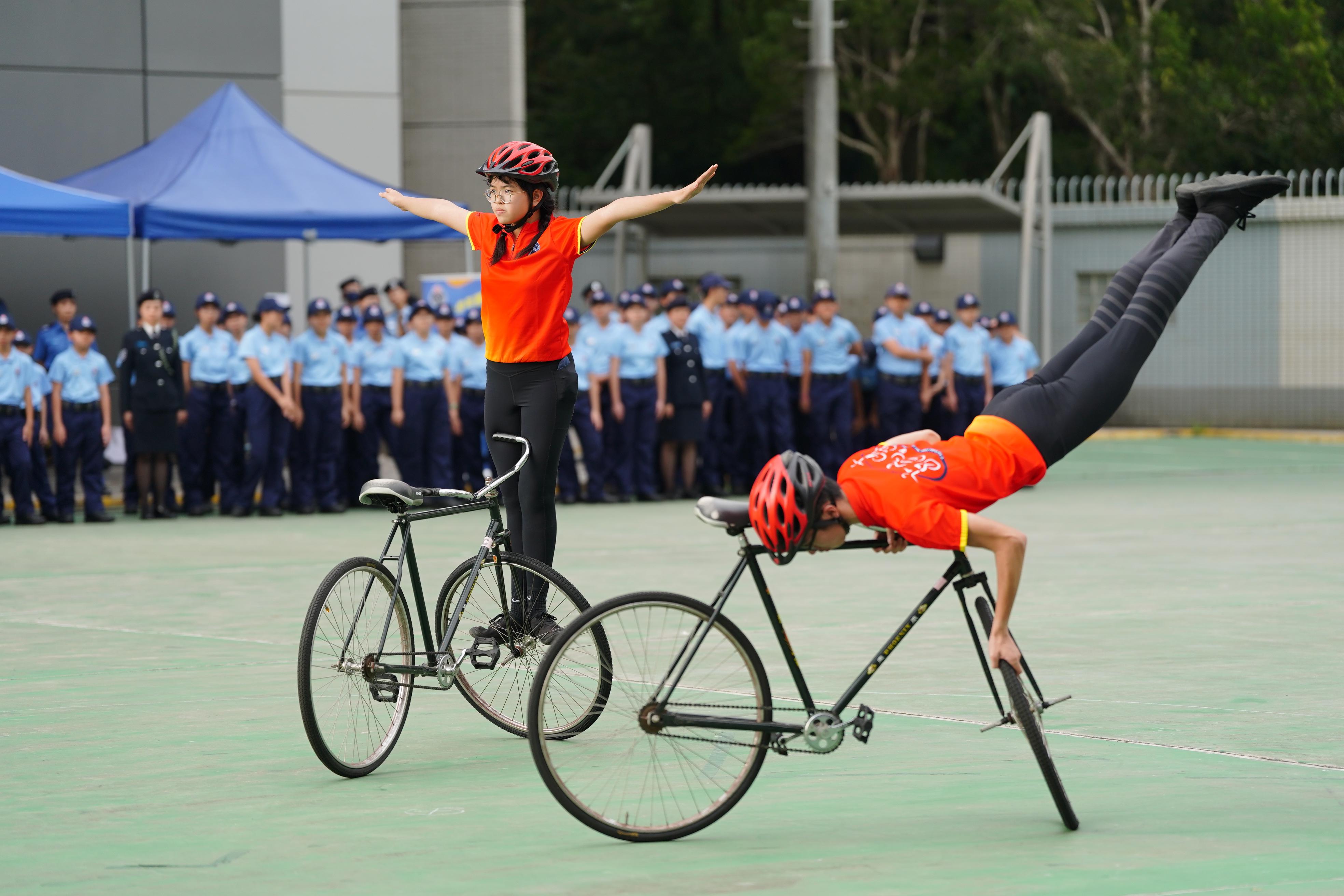 少年團花式單車表演隊於結業會操後表演。