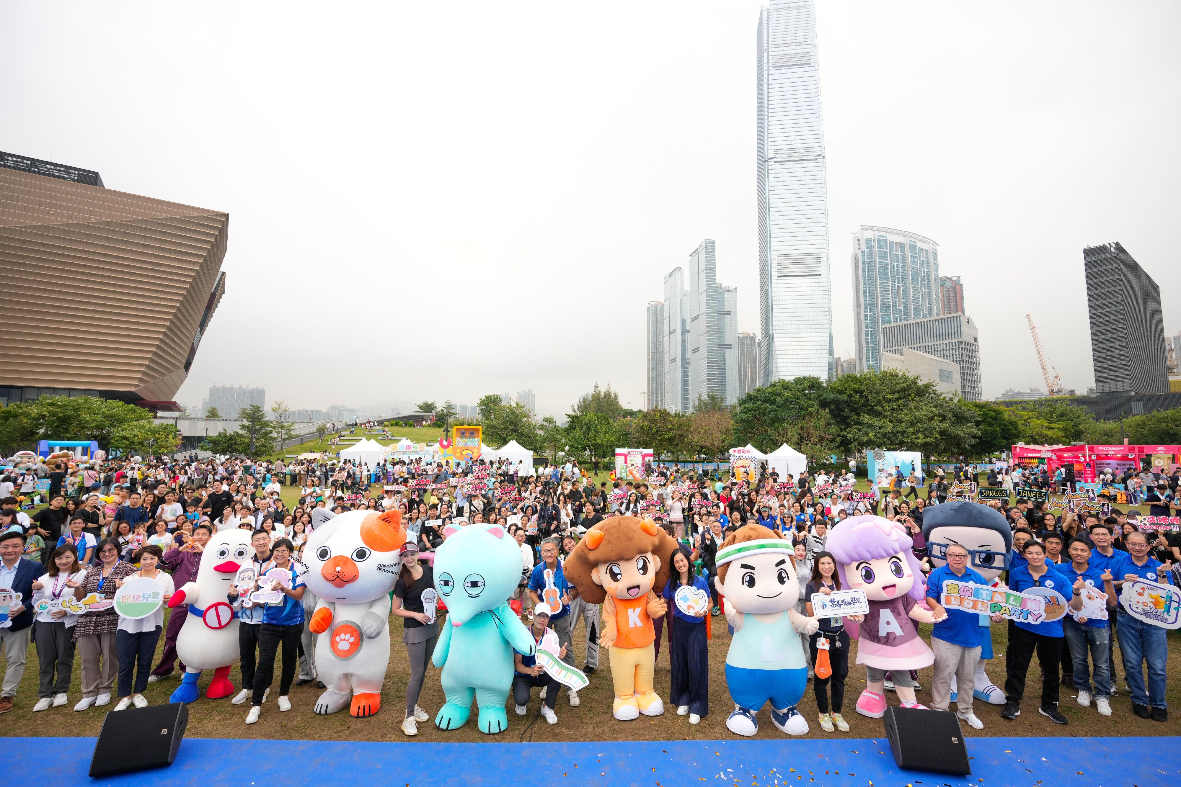 警务处毒品调查科首度联同家庭冲突及性暴力政策组于今日（十一月十六日）起一连两日，在西九文化区举办大型嘉年华「童你T.A.L.K. LOL Party」，宣传禁毒和保护儿童的信息。
