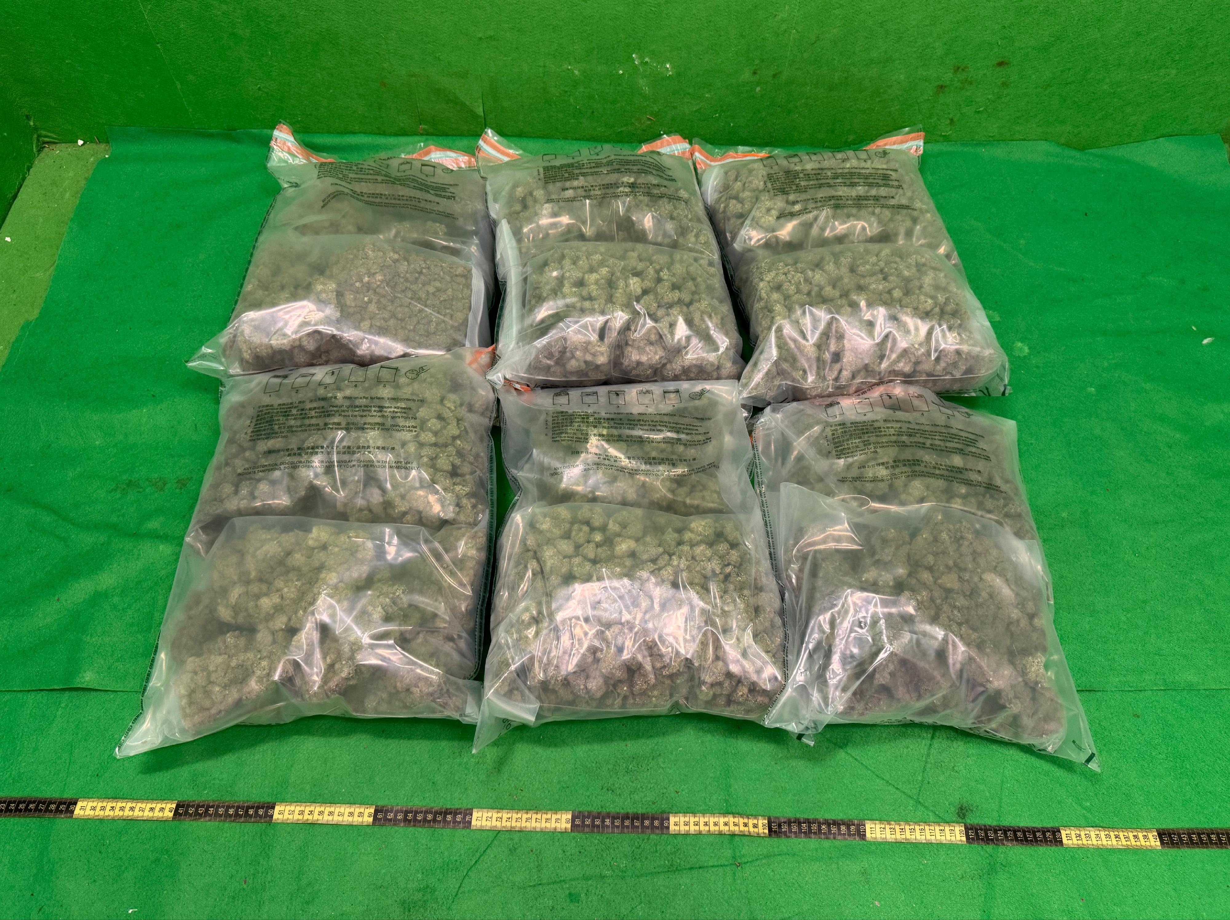 Hong Kong Customs yesterday (November 16) detected a drug trafficking case involving baggage concealment at Hong Kong International Airport and seized about 14 kilograms of suspected cannabis buds with an estimated market value of about $3.1 million. Photo shows the suspected cannabis buds seized.