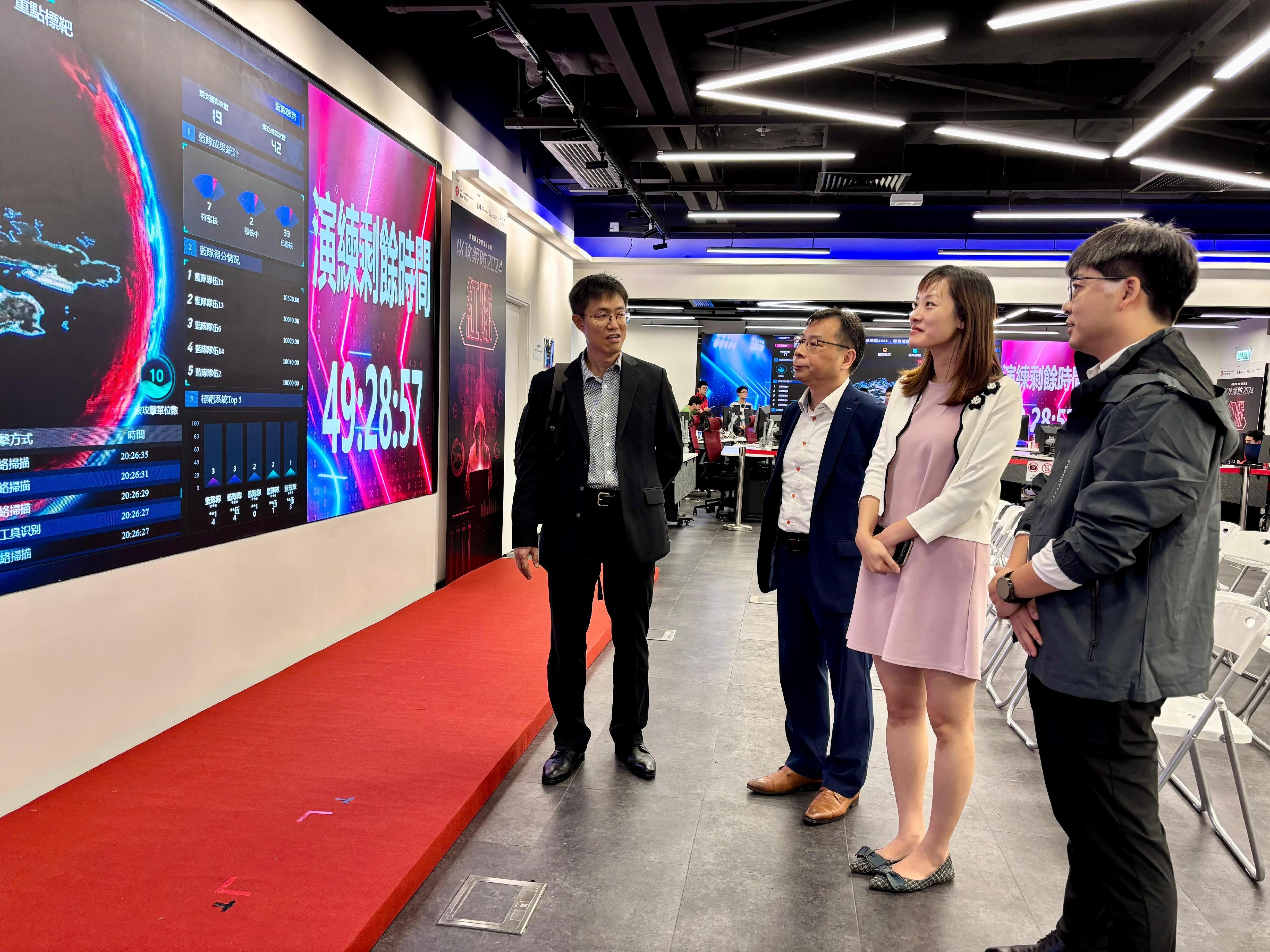 During the "Hong Kong Cybersecurity Attack and Defence Drill 2024", the Under Secretary for Innovation, Technology and Industry, Ms Lillian Cheong, (second right) visited the venue and was briefed on the exercise's progress. 